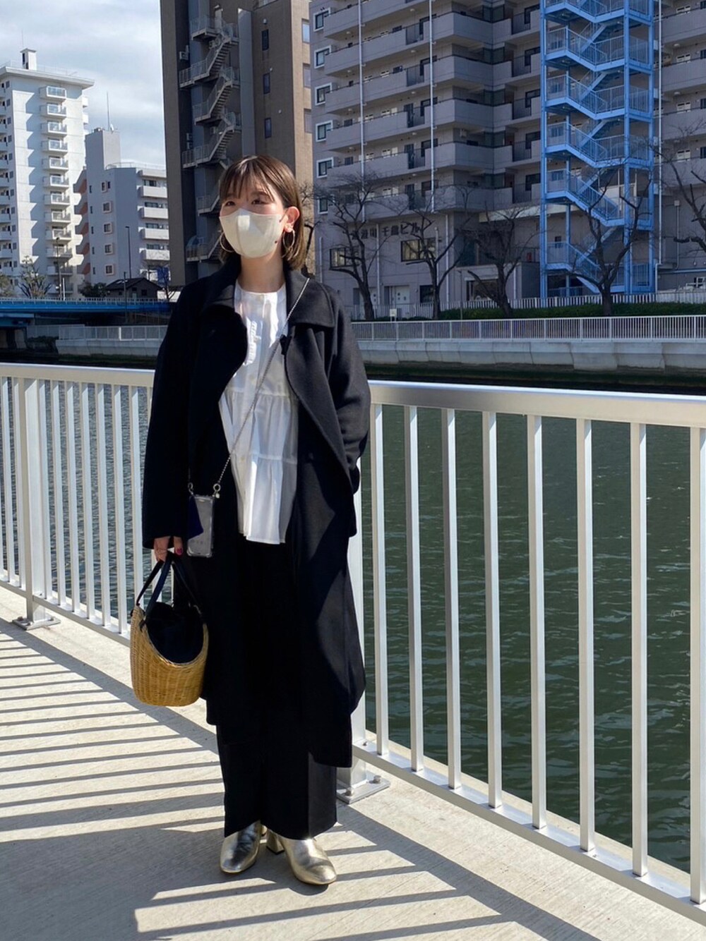 「休日コーデ、オトナカジュアル、モノトーン、ロングコート、かごバッグ、SLOBE IENA、lugnoncure、ルノンキュール、UNIQLO、coca、チャオパニックティピー(CIAOPANIC TYPY)、アキラノシフク」｜「UNIQLOのアイテム（ジャケット/アウター、ブラック系）」を使った、AKIRAさん（レディース・158cm）の冬コーディネートの1枚目の写真
