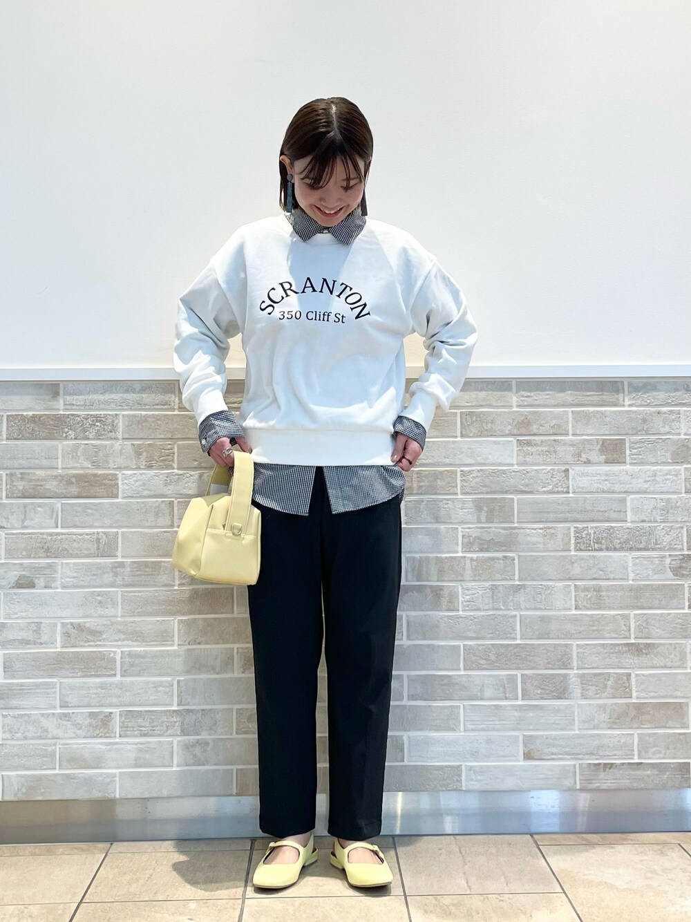 「大人カジュアル、シンプルコーデ、レイヤードスタイル、大人かわいい、チェック、ロゴスウェット、テーパードパンツ、ハンドバッグ、モノトーン、イエロー、ルノンキュール、lugnoncure、春コーデ」｜「Lugnoncureの【しわになりにくい】TCブロードレギュラーシャツ（シャツ/ブラウス、ブラック系）」を使った、AKIRAさん（レディース・158cm）の春コーディネートの1枚目の写真