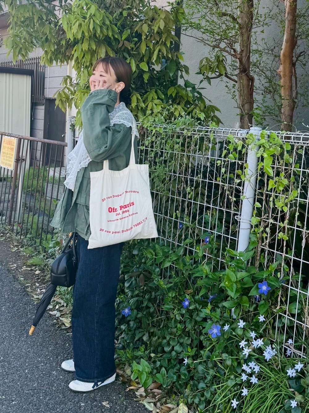 「最近のいい感じコーデ、休日スタイル、フリル、レース、ミリタリー、デニム、スニーカーコーデ、Onitsuka Tiger、オニツカタイガー、トートバッグ、テチチ(Te chichi)、ルノンキュール、lugnoncure、アキラノシフク、オトナカジュアル」｜「Te chichiのレースコンビフリルカラーブラウス《2025spring catalog item》（シャツ/ブラウス、ホワイト系）」を使った、AKIRAさん（レディース・158cm）の春コーディネートの1枚目の写真