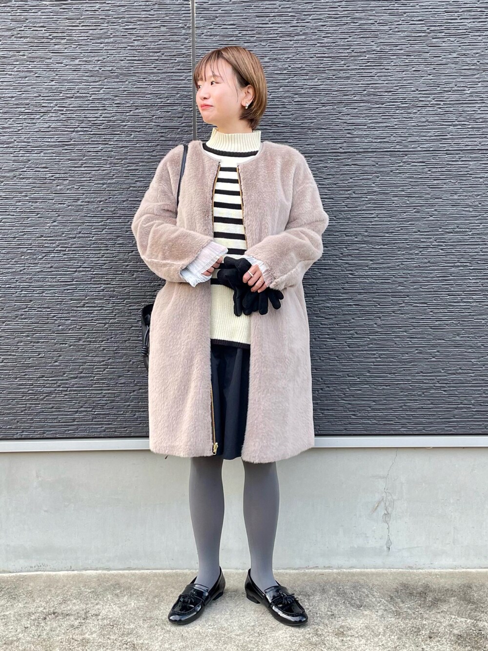 「コート、ショートパンツ、ハーフパンツ、ニット、ボーダー、レイヤードスタイル、休日スタイル、お出かけコーデ、ローファー、テチチ(Te chichi)、ルノンキュール、lugnoncure、アキラノシフク」｜「Te chichiのフェイクムートンファーリバーシブルコート（ノーカラーコート、ブラウン系）」を使った、AKIRAさん（レディース・158cm）の冬コーディネートの1枚目の写真