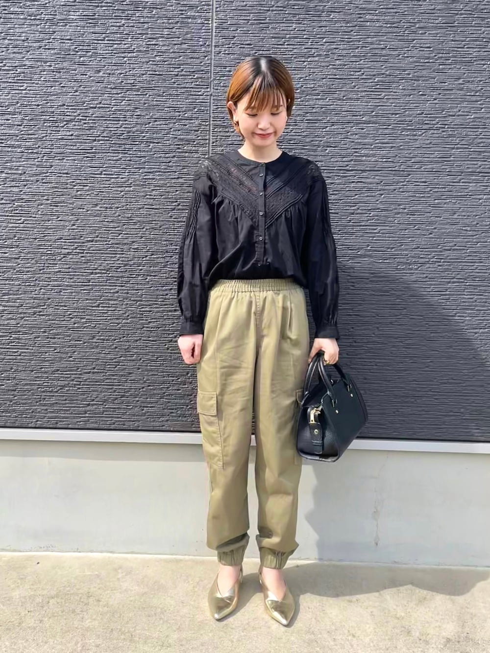 「秋コーデ、休日スタイル、ブラウス、レースブラウス、きれいめカジュアル、ミリタリー、カーゴパンツ、ジョガーパンツ、カーキ、カーキ×黒、シンプルコーデ、テチチ(Te chichi)、GU、アキラノシフク」｜「Te chichiのV切替レースブラウス（シャツ/ブラウス、ブラック系）」を使った、AKIRAさん（レディース・158cm）の秋コーディネートの1枚目の写真