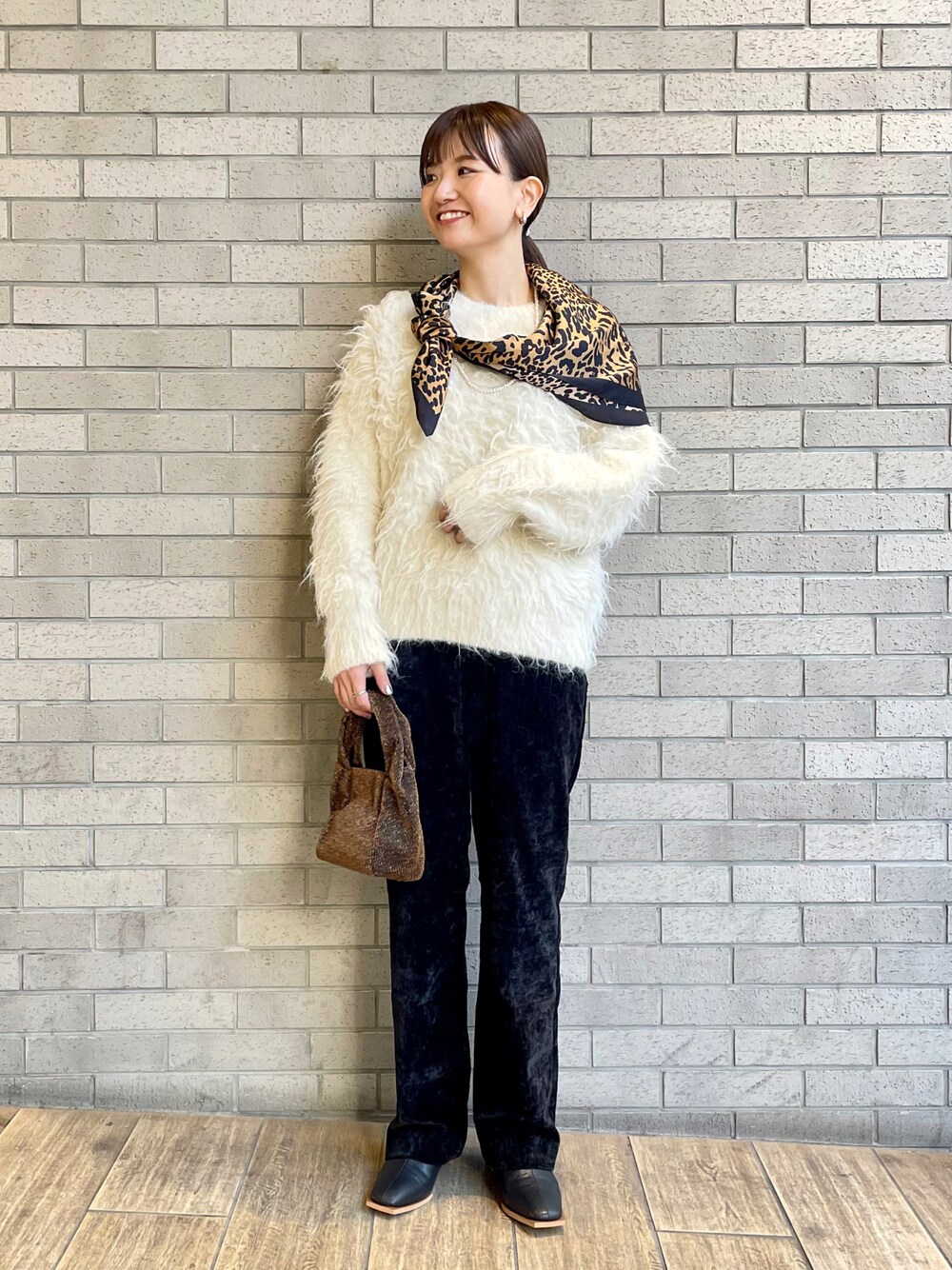 「ファッションを楽しもう、シャギーニット、ニット、ベロア、パンツスタイル、ミニバッグ、スカーフ、レオパード、大人カジュアル、モノトーン、テチチ(Te chichi)」｜「Te chichiの柄スカーフ（ストール/ショール、ブラック系）」を使った、AKIRAさん（レディース・158cm）の秋コーディネートの1枚目の写真