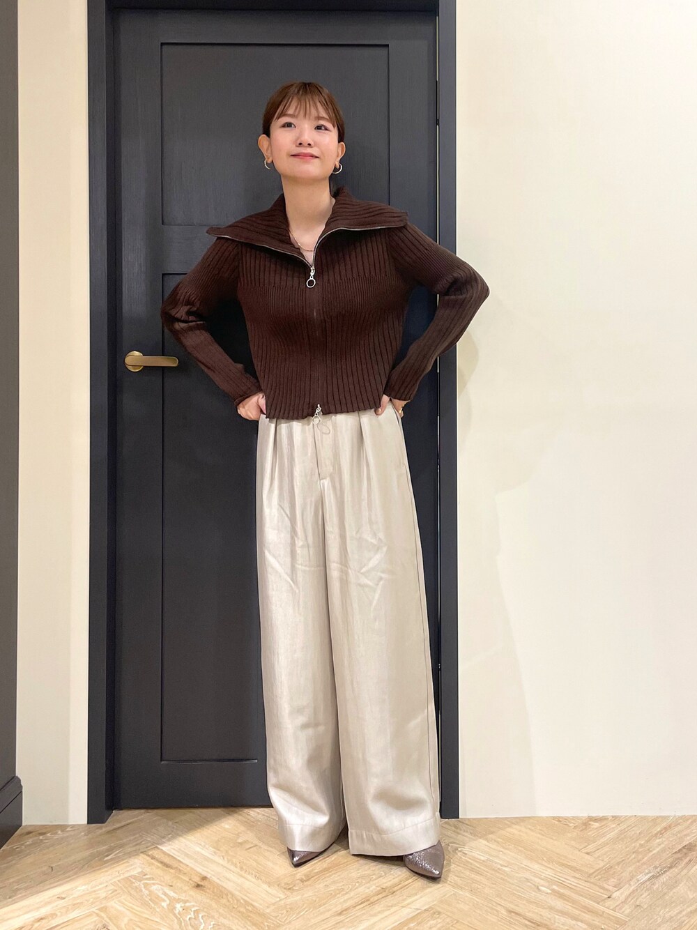 「カーディガン、ニット、ショート丈トップス、ブラウン、ワイドパンツ、パンツスタイル、ブーツ、シンプルコーデ、テチチ(Te chichi)、秋コーデ」｜「Te chichiの【貴島明日香コラボ】フープジップリブカーディガン（カーディガン/ボレロ、ブラウン系）」を使った、AKIRAさん（レディース・158cm）の秋コーディネートの1枚目の写真