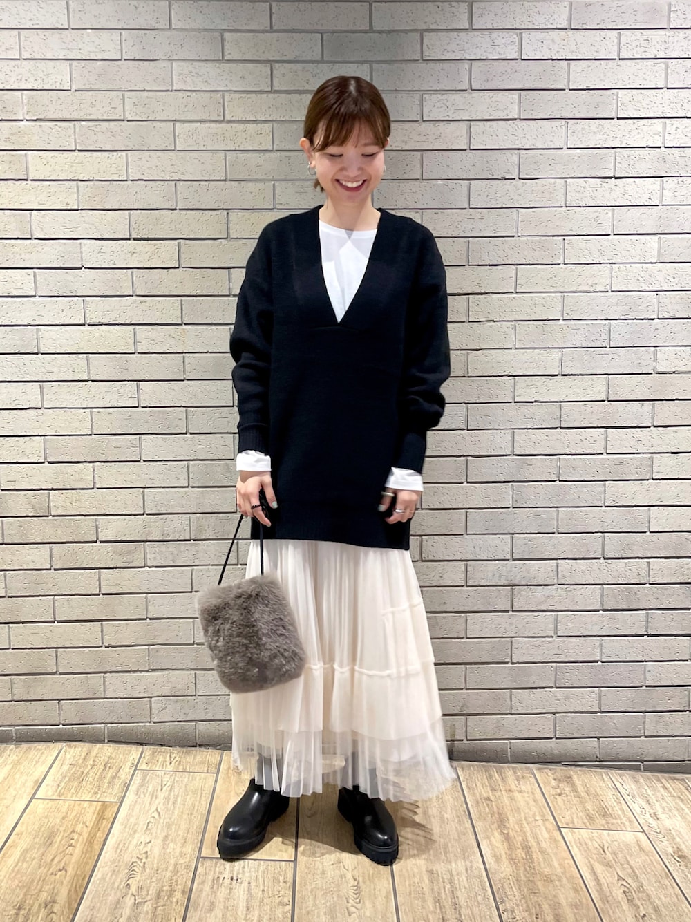 「レイヤードスタイル、チュールスカート、モノトーン、ブーツ、きれいめカジュアル、ファーバッグ、ファッションを楽しもう、テチチ(Te chichi)、ルノンキュール、lugnoncure」｜「LugnoncureのOE天竺ラウンドヘムカットソー（Tシャツ/カットソー、ホワイト系）」を使った、AKIRAさん（レディース・158cm）の秋コーディネートの1枚目の写真