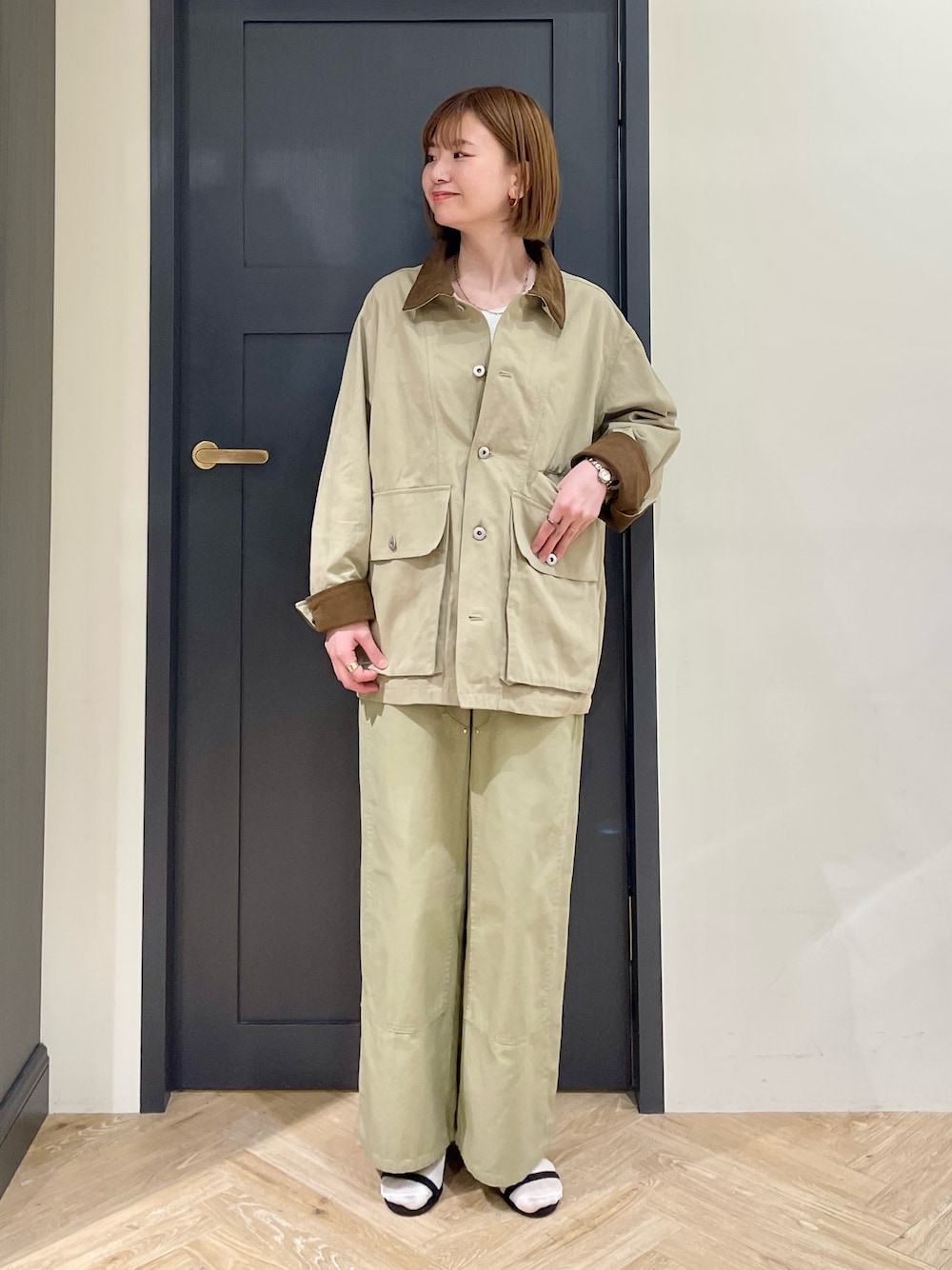 「セットアップ、ハンティングジャケット、ワークパンツ、ワイドパンツ、春コーデ、サンダル、メンズライク、春先取り、ベージュ、ルノンキュール、lugnoncure、オトナカジュアル」｜「Lugnoncureの襟配色ハンティングジャケット《2025spring catalog item》（ノーカラージャケット、ベージュ系）」を使った、AKIRAさん（レディース・158cm）の冬コーディネートの1枚目の写真