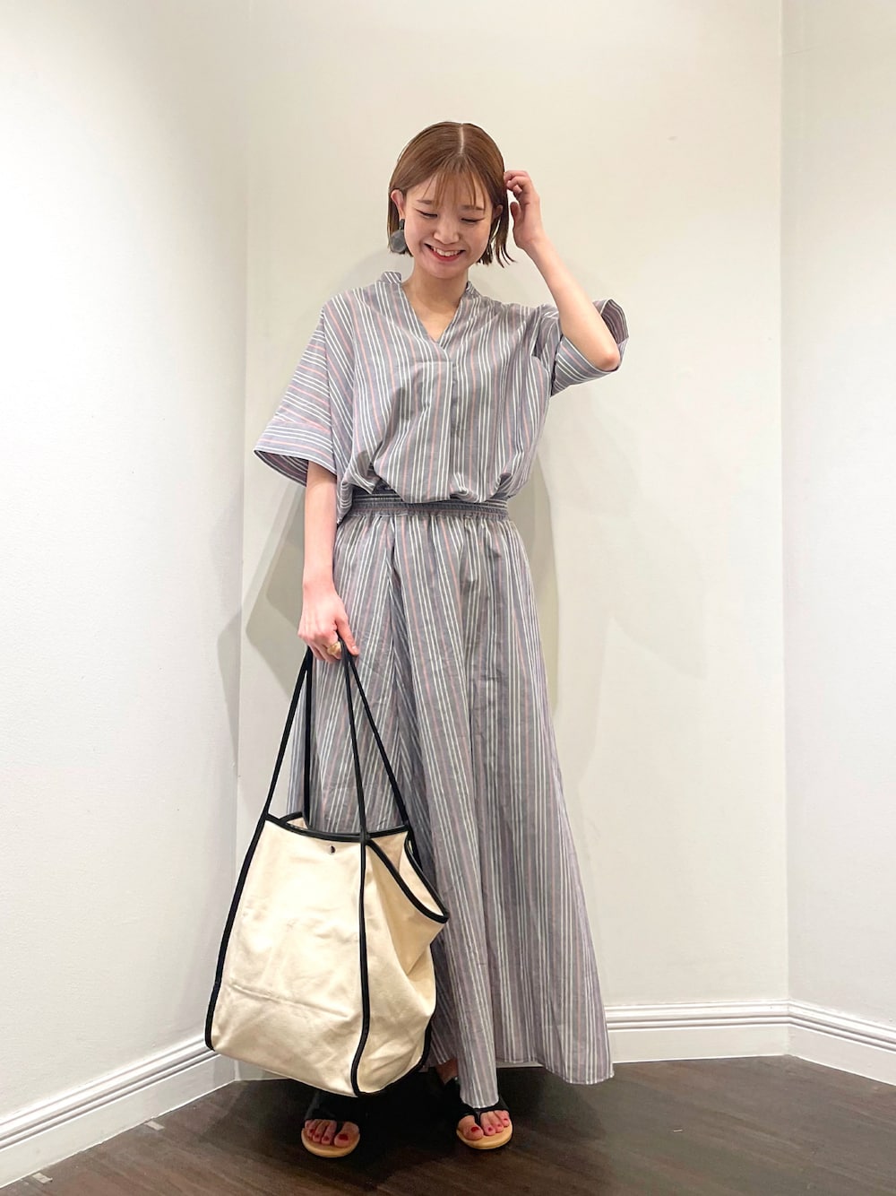 「ナチュラル、ガーリー、シンプル、大人かわいい、セットアップ、セットアップスタイル、ストライプ、ロングスカート、ビッグトート、ゆるコーデ、トングサンダル、lugnoncure」｜「Lugnoncureのマルチストライプシャツ【セットアップ可】（シャツ/ブラウス、ブルー系）」を使った、AKIRAさん（レディース・158cm）の夏コーディネートの1枚目の写真