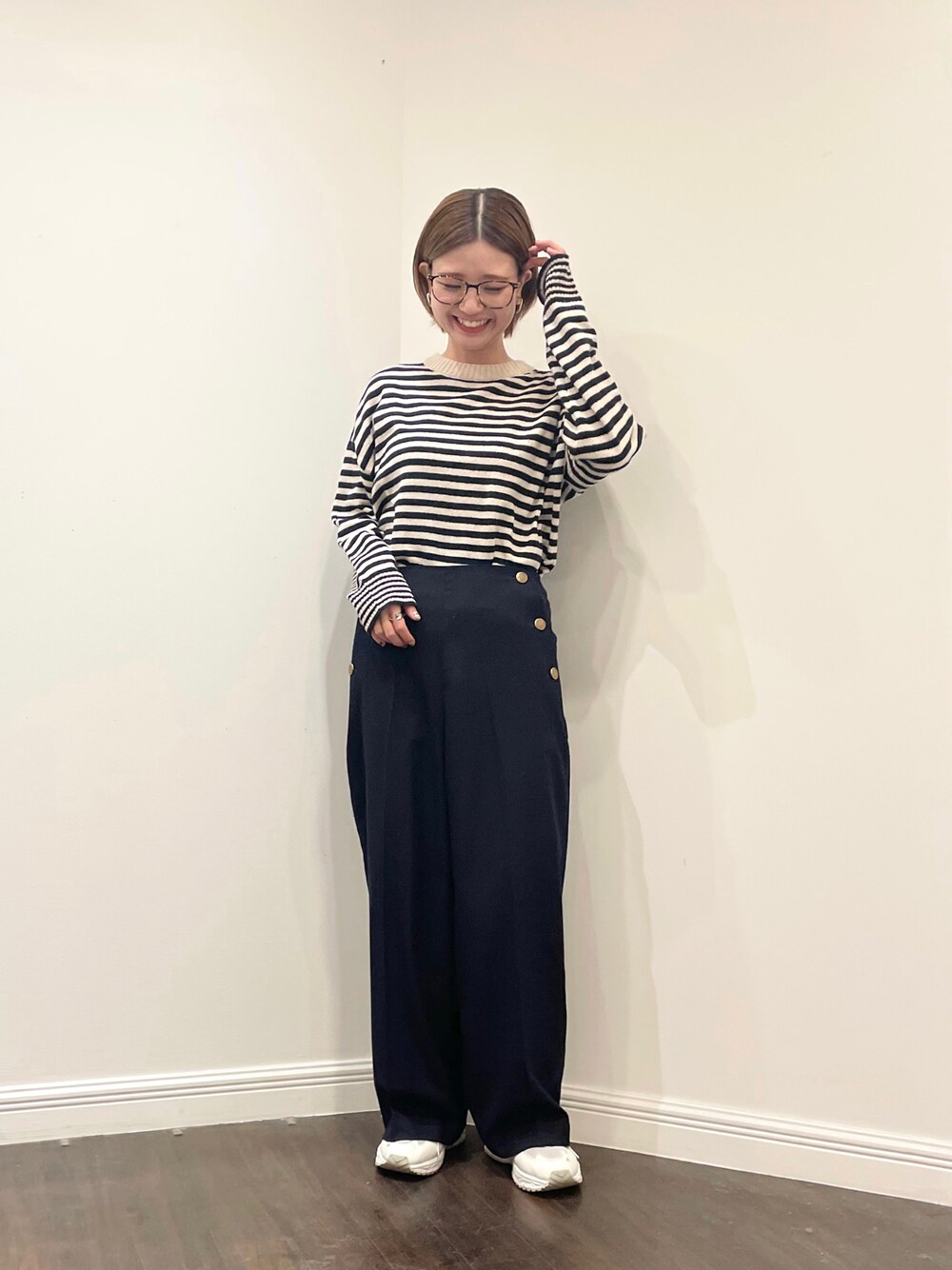 「スニーカー、ネイビー、冬コーデ、大人カジュアル、休日スタイル、ボーダーニット、マリン、シンプルコーデ、ゆるコーデ、Moonstar、lugnoncure、メガネ女子」｜「Lugnoncureのボーダーニット（ニット/セーター、ブルー系）」を使った、AKIRAさん（レディース・158cm）の冬コーディネートの1枚目の写真