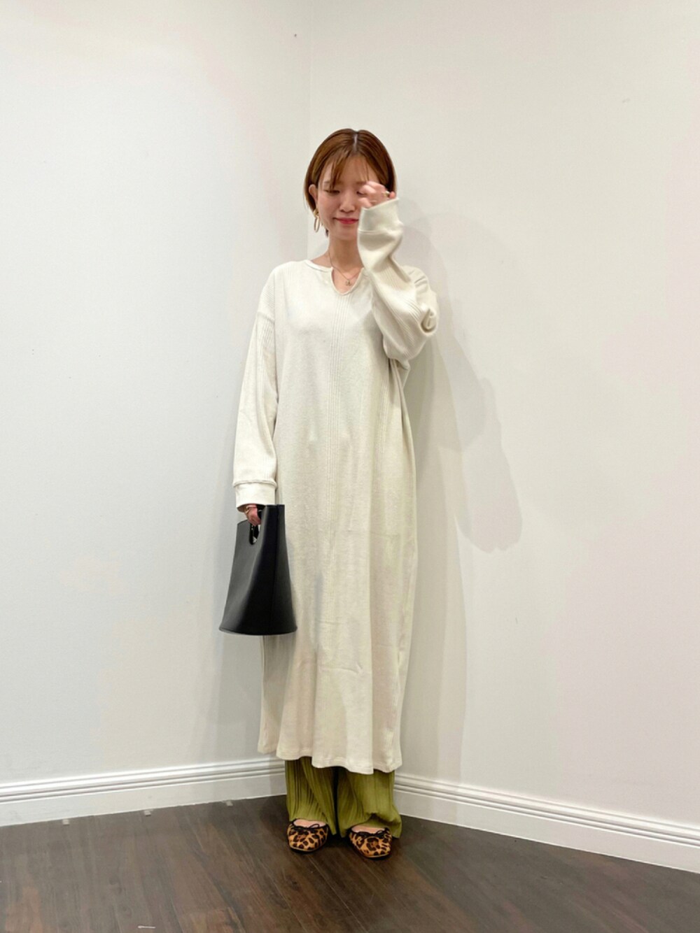 「シンプル、カラーパンツ、ワンマイルウェア、リラックススタイル、ゆるコーデ、テチチ(Te chichi)、プリーツパンツ、lugnoncure、オトナ女子、休日スタイル、おうちファッション」｜「Lugnoncureのワッフルキーネックワンピース（ワンピース、ホワイト系）」を使った、AKIRAさん（レディース・158cm）の秋コーディネートの1枚目の写真