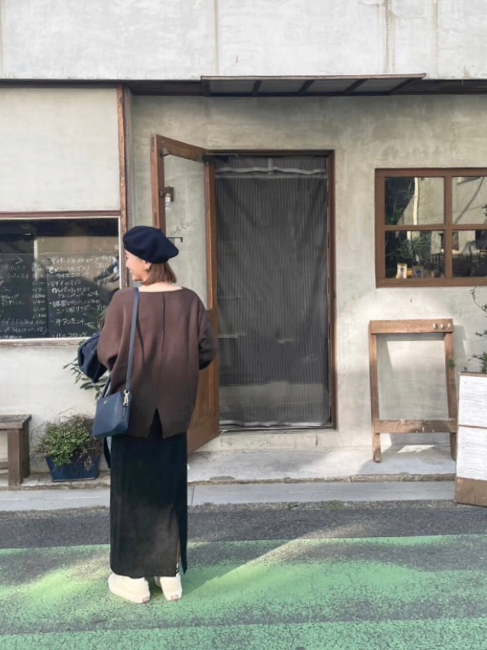 「休日スタイル、ベレー帽、オトナ女子、モノトーン、テチチ(Te chichi)、ルノンキュール、lugnoncure、アキラノシフク」｜「Te chichiのLe Beret Francais　ベレー（刺繍）（ハンチング/ベレー帽、ブルー系）」を使った、AKIRAさん（レディース・158cm）の秋コーディネートの1枚目の写真