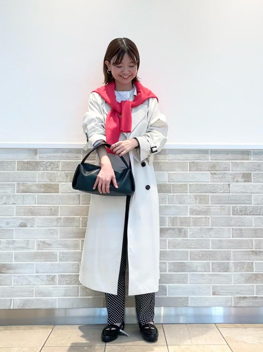 「休日コーデ、大人カジュアル、トレンチコート、春アウター、肩掛けカーデ、ピンク、春コーデ、きれいめカジュアル、テチチ(Te chichi)、Te chichi(Te chichi)」｜「Te chichiのパールボタンリブカーディガン（カーディガン/ボレロ、ピンク系）」を使った、AKIRAさん（レディース・158cm）の春コーディネートの1枚目の写真