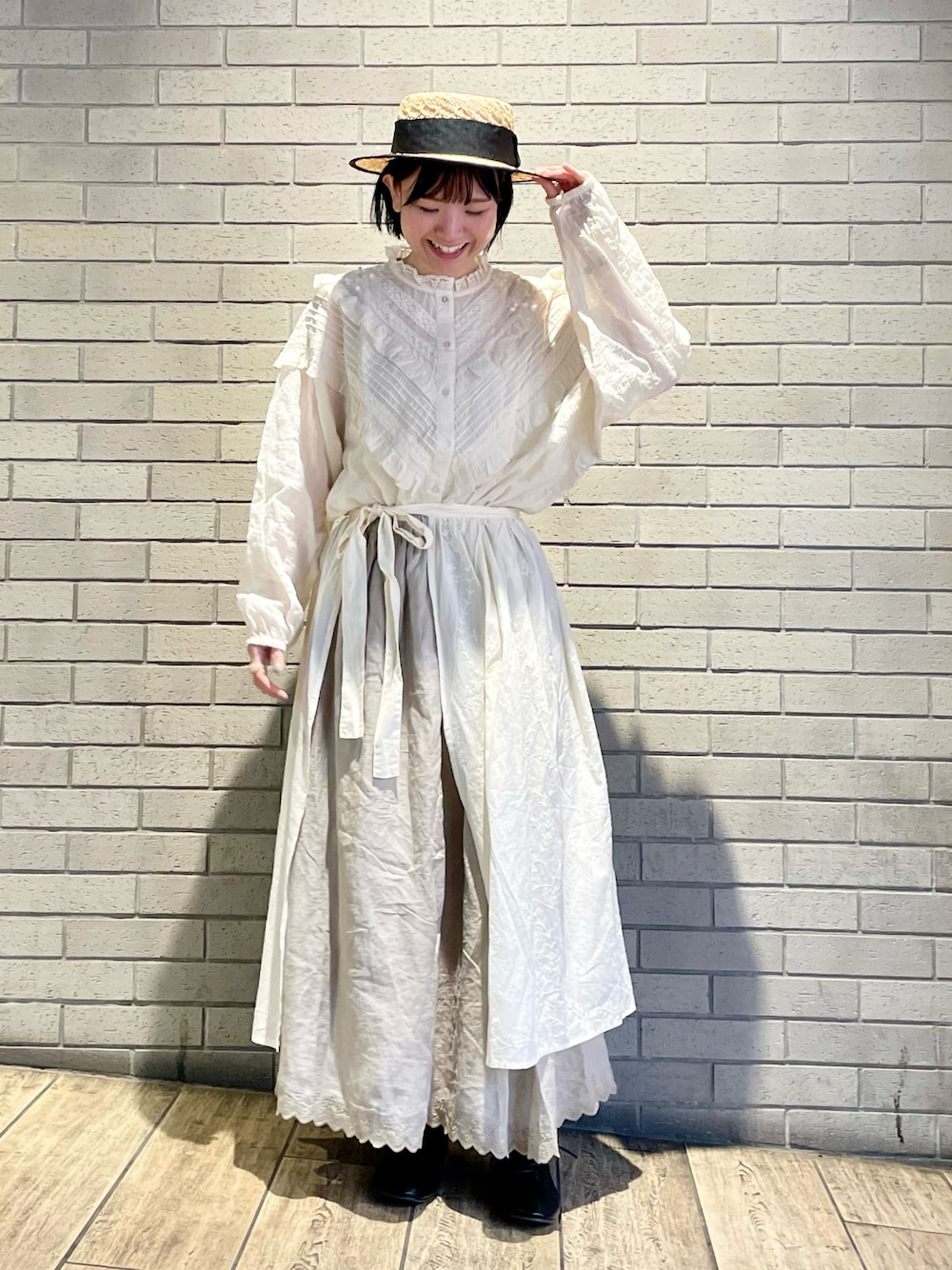 「サマンサ モスモス(Samansa Mos2)、SM2、ナチュラル、ガーリー、kazumiコラボ、エプロンスカート、フリル、レース、ロングスカート、春コーデ、カンカン帽、ハット、レースアップシューズ」｜「Samansa Mos2のシャーリングレースピンタックブラウス（シャツ/ブラウス、ホワイト系）」を使った、AKIRAさん（レディース・158cm）の冬コーディネートの1枚目の写真