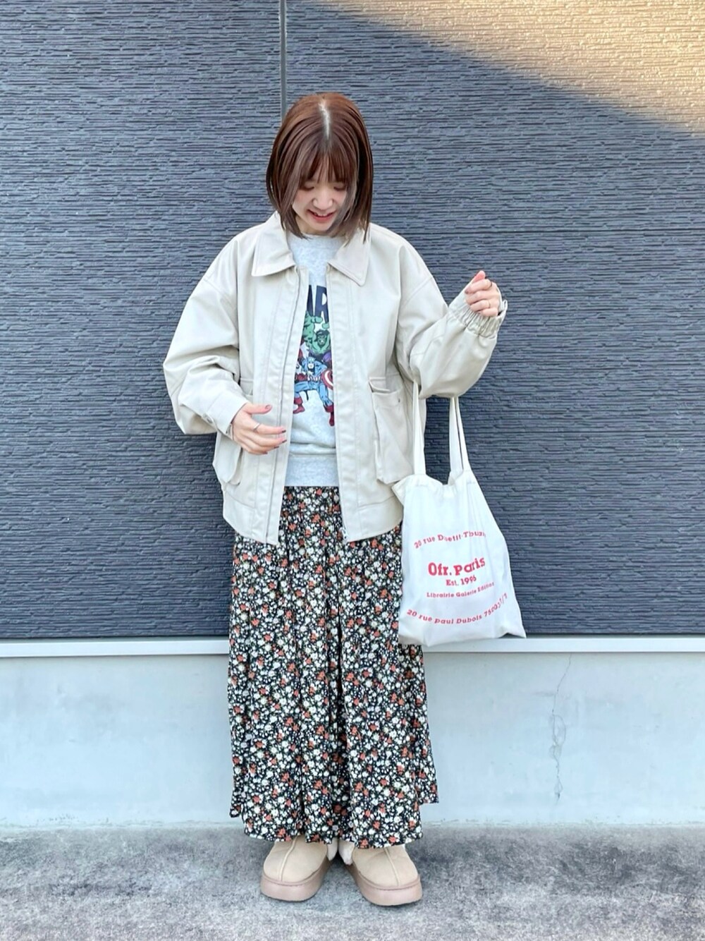 「レザージャケット、フェイクレザー、花柄、スウェット、ロングスカート、オトナカジュアル、トートバッグ、ムートンブーツ、GU、ルノンキュール、lugnoncure、テチチ(Te chichi)、アキラノシフク」｜「GUのアイテム（Tシャツ/カットソー、グレー系）」を使った、AKIRAさん（レディース・158cm）の冬コーディネートの1枚目の写真