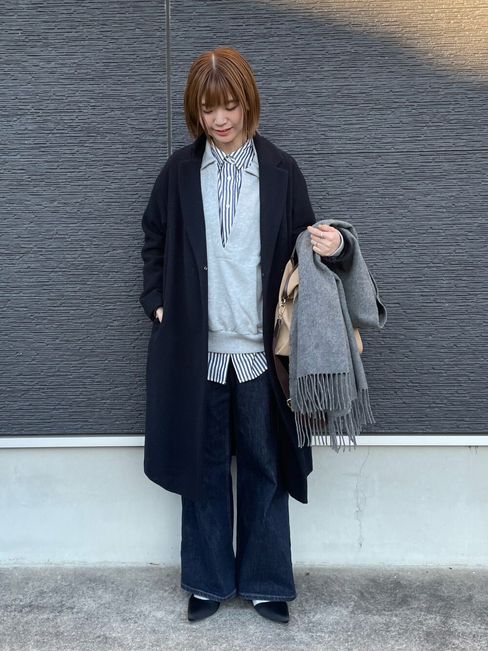 「ロングコート、シャツスタイル、レイヤードスタイル、スウェット、デニム、オトナ女子、メンズライク、テチチ(Te chichi)、ルノンキュール、lugnoncure、アキラノシフク、お出かけコーデ、休日スタイル」｜「Lugnoncureのカラーストライプシャツ（シャツ/ブラウス、ブルー系）」を使った、AKIRAさん（レディース・158cm）の冬コーディネートの1枚目の写真