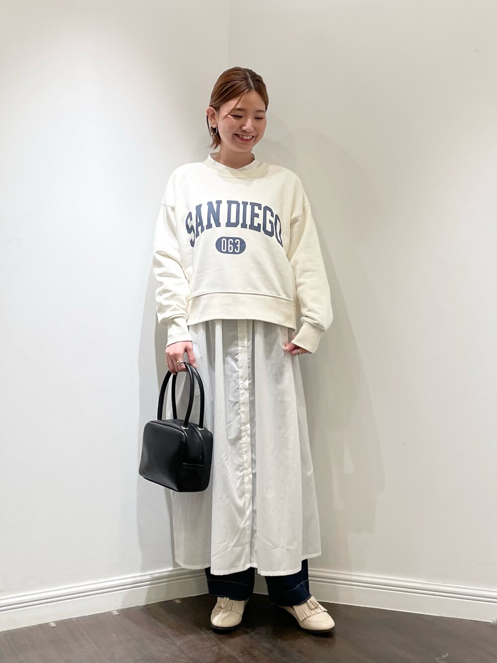 「オールホワイト、レイヤードスタイル、クロップドトップス、ロゴスウェット、シャツワンピ、大人かわいい、ゆるコーデ、春コーデ、ボストンバッグ、タッセルローファー、lugnoncure」｜「Lugnoncureのカレッジプリントスウェット（スウェット、ホワイト系）」を使った、AKIRAさん（レディース・158cm）の冬コーディネートの1枚目の写真