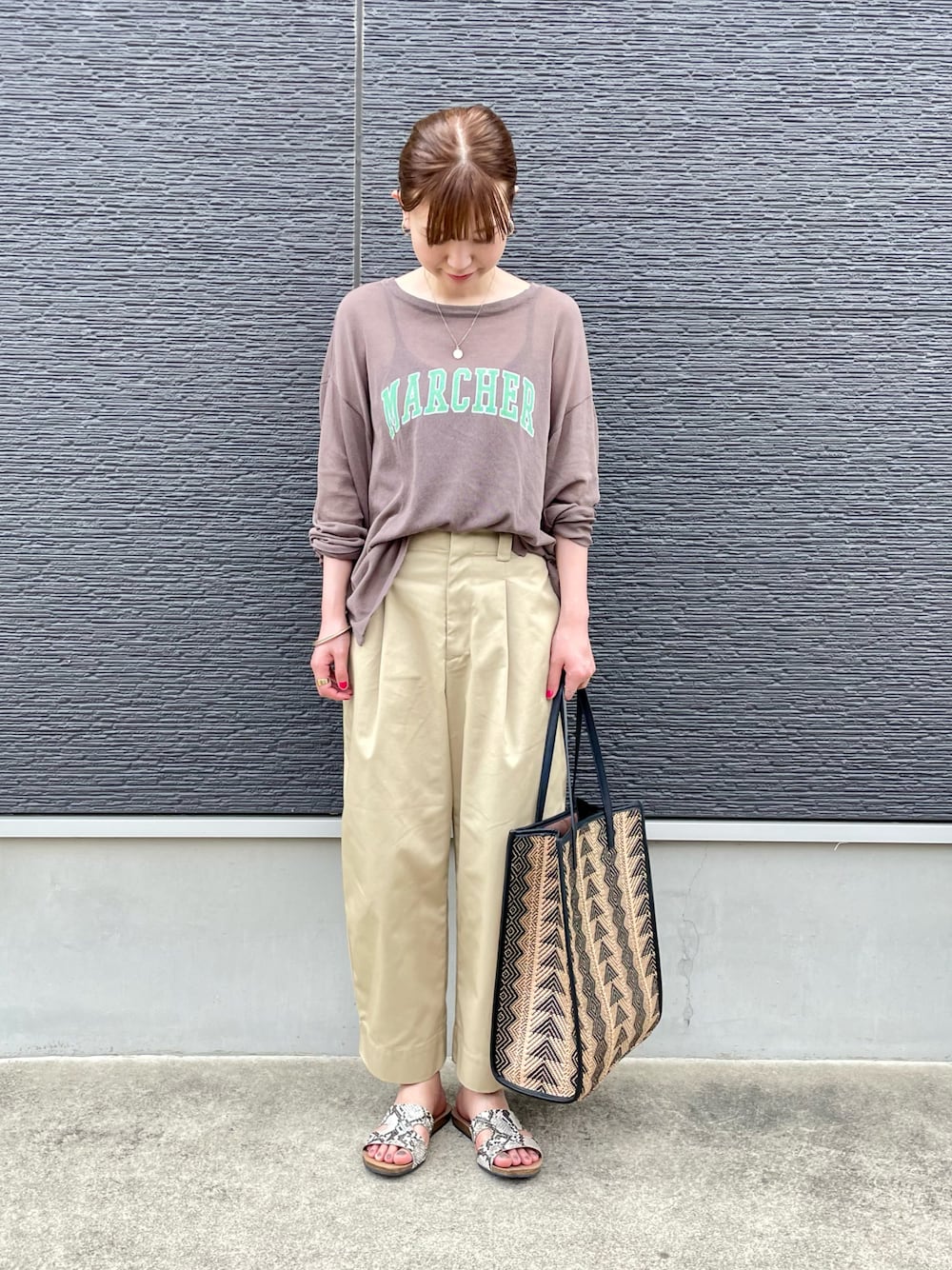 「シアートップス、ロゴニット、カジュアルコーデ、チノパン、カーブパンツ、ベージュ、休日スタイル、トートバッグ、lugnoncure、ルノンキュール、アキラノシフク」｜「Lugnoncureの柄アソートシアーニットプルオーバー（ニット/セーター、ベージュ系）」を使った、AKIRAさん（レディース・158cm）の春コーディネートの1枚目の写真