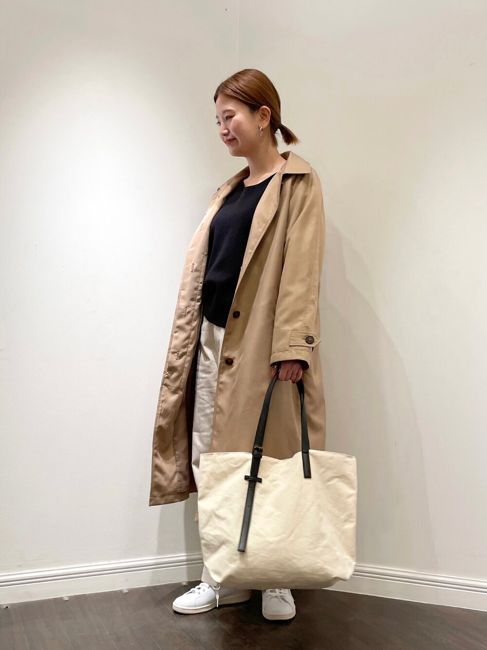 「シンプルコーデ、大人カジュアル、春コーデ、春アウター、ステンカラーコート、ゆるコーデ、モノトーン、白デニム、ビッグトート、オーバーサイズ、lugnoncure」｜「Lugnoncureの撥水加工ステンカラーコート（ステンカラーコート、イエロー系）」を使った、AKIRAさん（レディース・158cm）の冬コーディネートの1枚目の写真