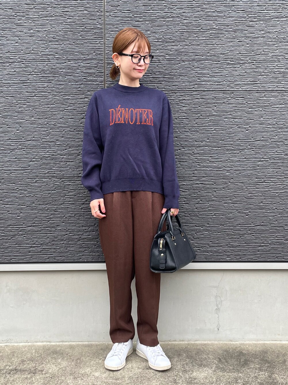 「休日スタイル、リラックススタイル、ロゴニット、秋コーデ、ボストンバッグ、メガネ女子、スニーカー、テチチ(Te chichi)、Discoat、IENA、オトナカジュアル、アキラノシフク」｜「Te chichiのアソート刺繍ロゴニット（ニット/セーター、ブルー系）」を使った、AKIRAさん（レディース・158cm）の秋コーディネートの1枚目の写真