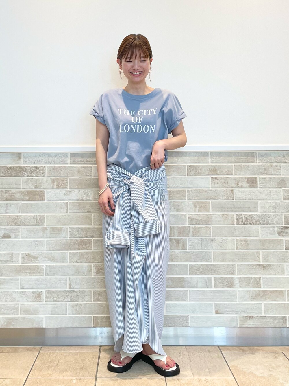 「淡色コーデ、ワントーンコーデ、シャツワンピ、ロゴT、Tシャツ、フレンチスリーブ、サックスブルー、ブルー、初夏コーデ、大人カジュアル、トングサンダル、ルノンキュール、lugnoncure、プチプラ」｜「LugnoncureのねじりフレンチスリーブTシャツ（Tシャツ/カットソー、ブルー系）」を使った、AKIRAさん（レディース・158cm）の春コーディネートの1枚目の写真