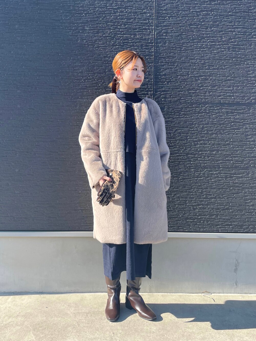 「休日スタイル、クリスマス、クリスマスに着たい服、デート、冬アウター、ファーアウター、ニットワンピース、キレイめ、テチチ(Te chichi)、クリスマスコーデ、オトナ女子、アキラノシフク」｜「Te chichiのショートニット×ベストワンピースセット（ワンピース、ブルー系）」を使った、AKIRAさん（レディース・158cm）の冬コーディネートの1枚目の写真