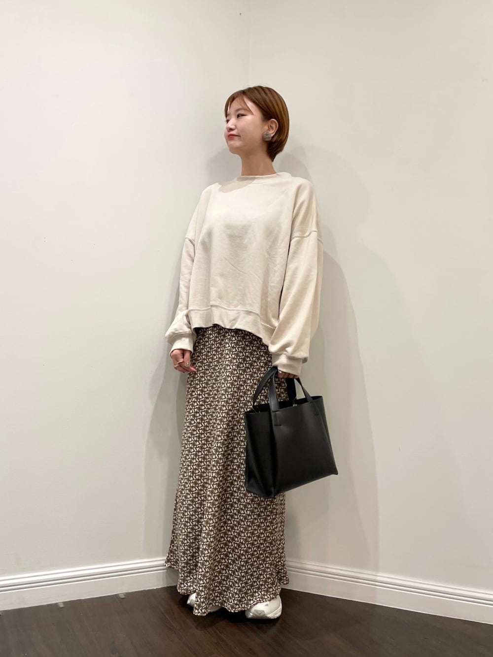 「スニーカー、トートバッグ、ワントーンコーデ、スエット、ワンマイルウェア、休日スタイル、プチプラ、リラックススタイル、プリントスカート、ゆるコーデ、オトナカジュアル、lugnoncure、ボリューム袖」｜「Lugnoncureの裏毛クルーネック（Tシャツ/カットソー、ホワイト系）」を使った、AKIRAさん（レディース・158cm）の秋コーディネートの1枚目の写真