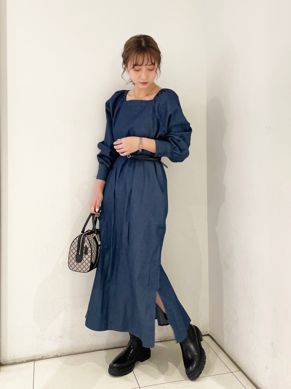 「大人カジュアル、シンプルコーデ、デニム、ワンピース、ボストンバッグ、ショートブーツ、ブルー、フォーマル、春コーデ、パワショル、プチプラ、LOWRYS FARM、おしゃれさんと繋がりたい、きれいめカジュアル、ウエストマーク」｜「LOWRYS FARMのボストンバッグ　235948（ボストンバッグ、ブラウン系）」を使った、nanaさん（レディース・163cm）の春コーディネートの1枚目の写真