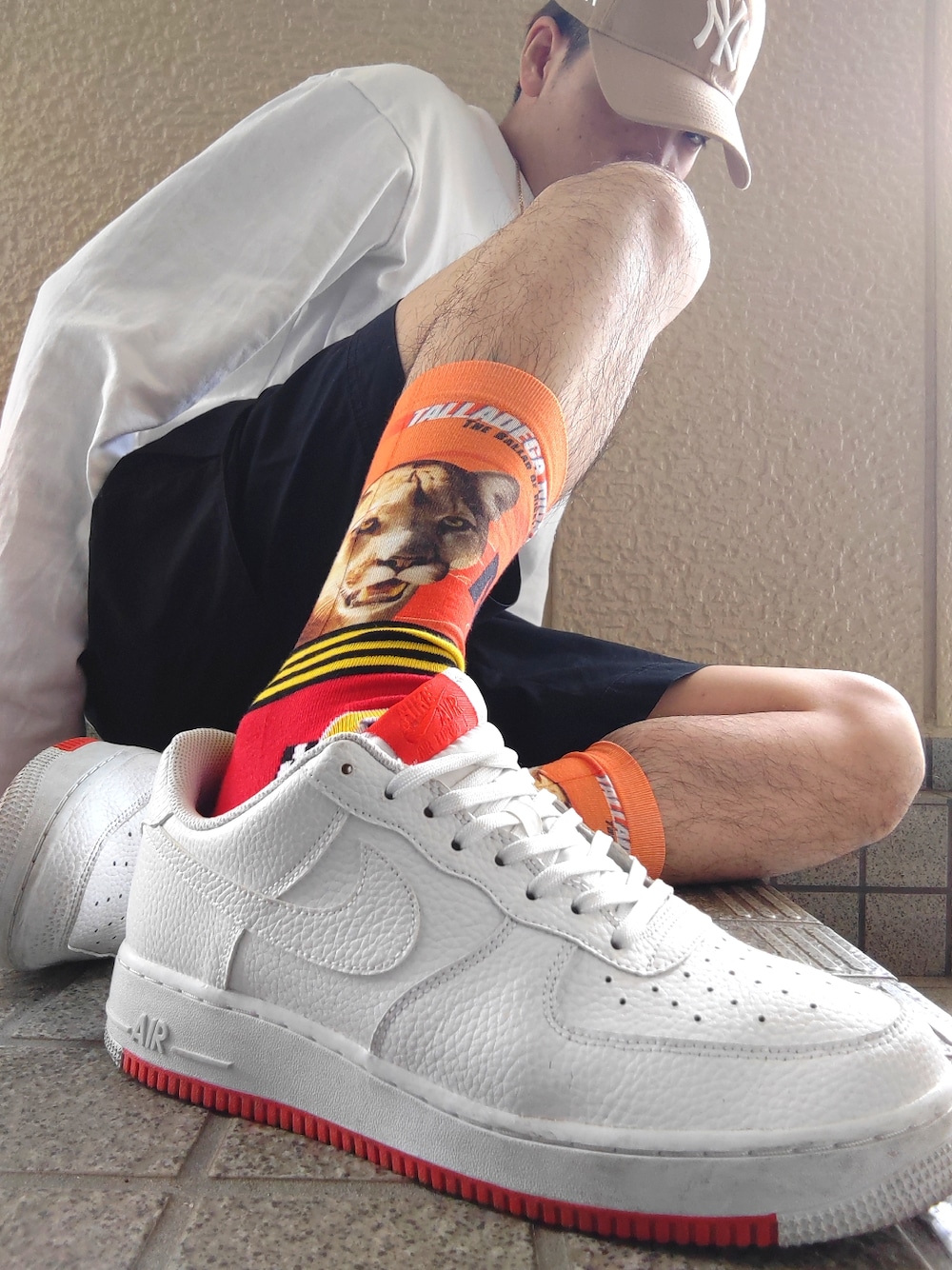 「stance socks、NIKE、airforce1、短パン、NEW ERA、MoMA、ストリート、ストリートコーデ、オレンジ、ootd、シンプルコーデ、今日のコーデ、お洒落さんとつながりたい、キモ撮り」｜「STANCEの【STANCE / スタンス】I WANNA GO FAST / タラデガ・ナイトオーバルの狼(Talladega Nights)コラボモデル / ソックス（ソックス/靴下、レッド系）」を使った、Reiさん（メンズ・175cm）の春コーディネートの1枚目の写真