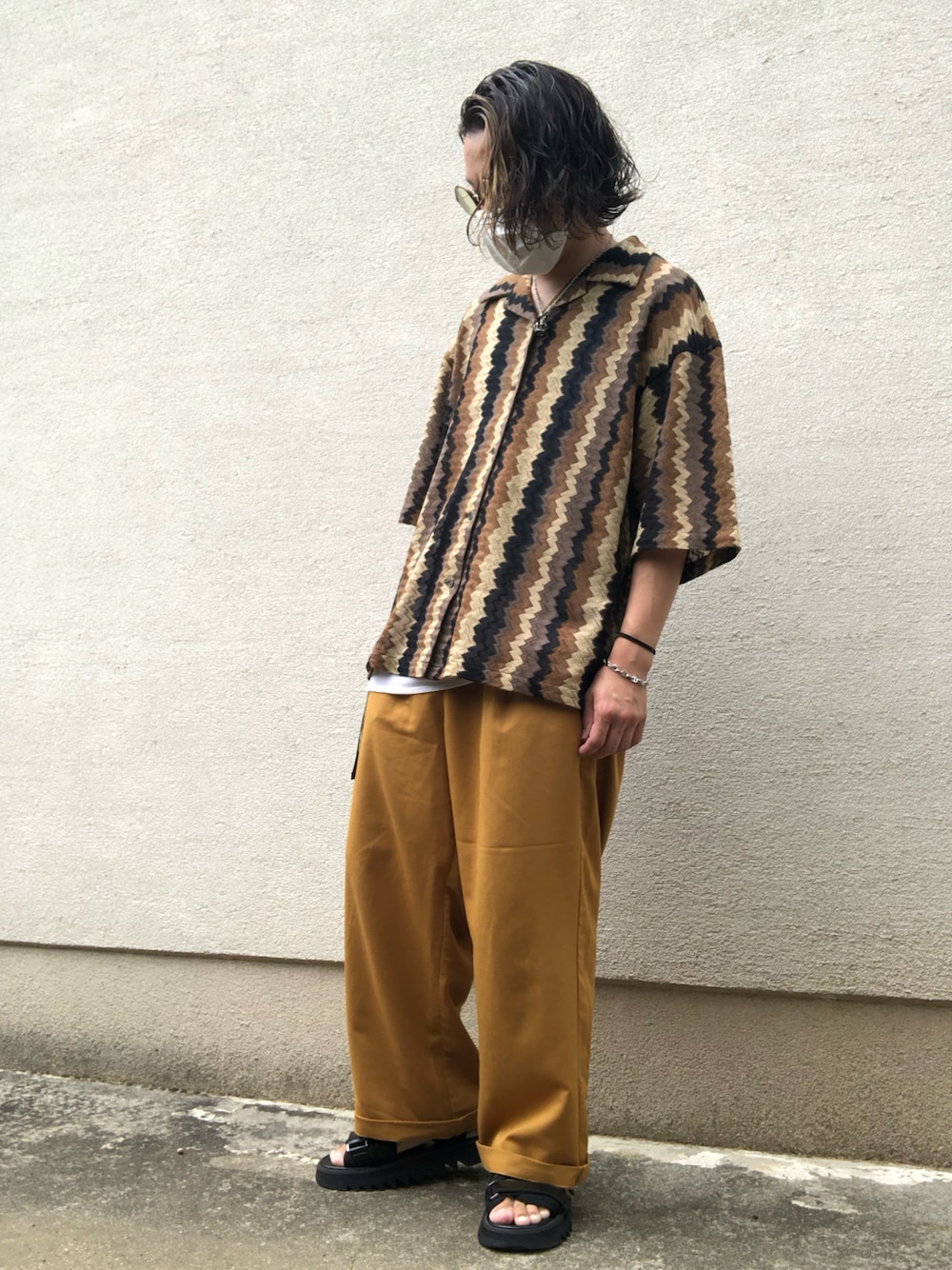 「夏コーデ、ビッグシルエット、柄シャツ、初夏コーデ、シャツコーデ、低身長、低身長コーデ、おしゃれさんと繋がりたい」｜「MONO-MARTのTRストレッチ タックワイドスラックスパンツ（スラックス、イエロー系）」を使った、マダオさん（メンズ・165cm）の夏コーディネートの1枚目の写真