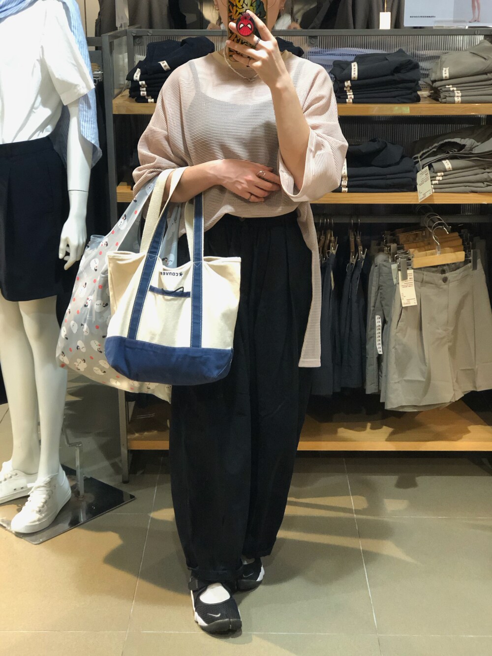 「休日コーデ、夏、低身長女子、オトナ女子、パンツスタイル、カジュアルコーデ」｜「Libra Cueのサーカスパンツ（チノパンツ、ブラック系）」を使った、Ruさん（レディース・158cm）の夏コーディネートの1枚目の写真