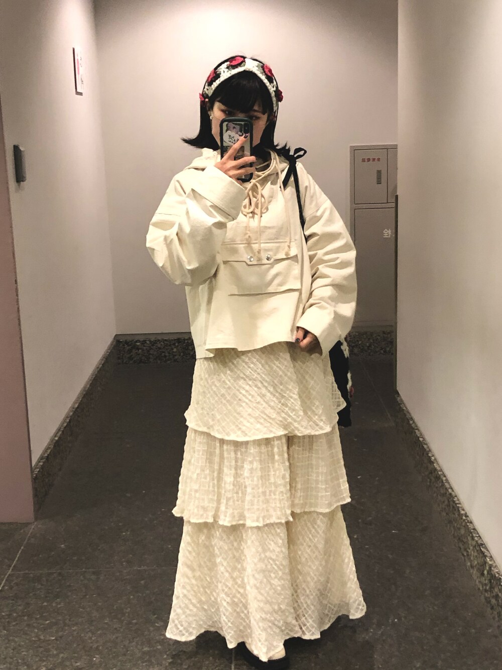 「春服コーデ、シンプルコーデ、おでかけコーデ、カジュアルコーデ、低身長コーデ、merry jenny、メリージェニー、ホワイトコーデ、ワントーンコーデ、ヘアバンド、外ハネ、ティアードスカート、アノラックパーカー」｜「merry jennyのショートツイルアノラック（マウンテンパーカー、ホワイト系）」を使った、小川さん（レディース・153cm）の春コーディネートの1枚目の写真