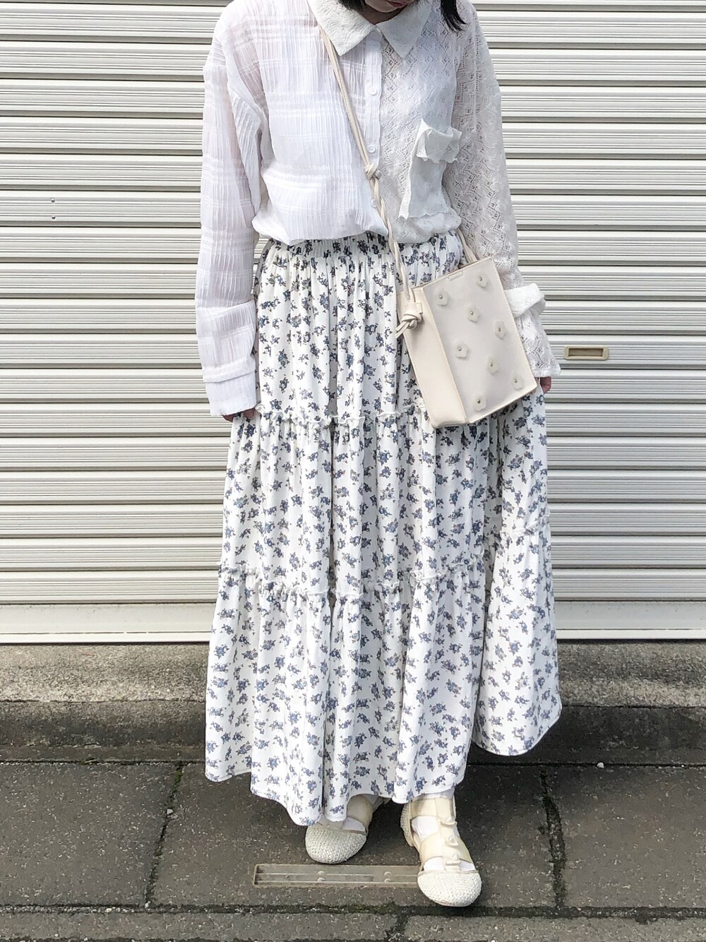 「休日スタイル、今日のコーデ、低身長、ティアードスカート、シャツスタイル、白シャツ、ブラウス、ロングスカート、メリージェニー、merryjenny、ガーリー、ガーリーコーデ、ホワイト、ホワイトコーデ」｜「merry jennyの箔グログランベルトシューズ（パンプス、ホワイト系）」を使った、小川さん（レディース・153cm）の秋コーディネートの1枚目の写真