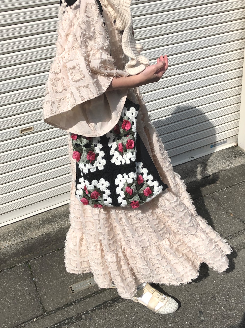 「merry jenny、ティアードワンピース、トートバッグ、クロシェ、ニット、バラクラバ、ニット帽、ワンピース、秋コーデ、秋のコーデ、ワンピースコーデ、メリージェニー、フレアワンピース、ティアード」｜「merry jennyのgardenクロシェトートバッグ（ハンドバッグ、ブラック系）」を使った、小川さん（レディース・153cm）の秋コーディネートの1枚目の写真
