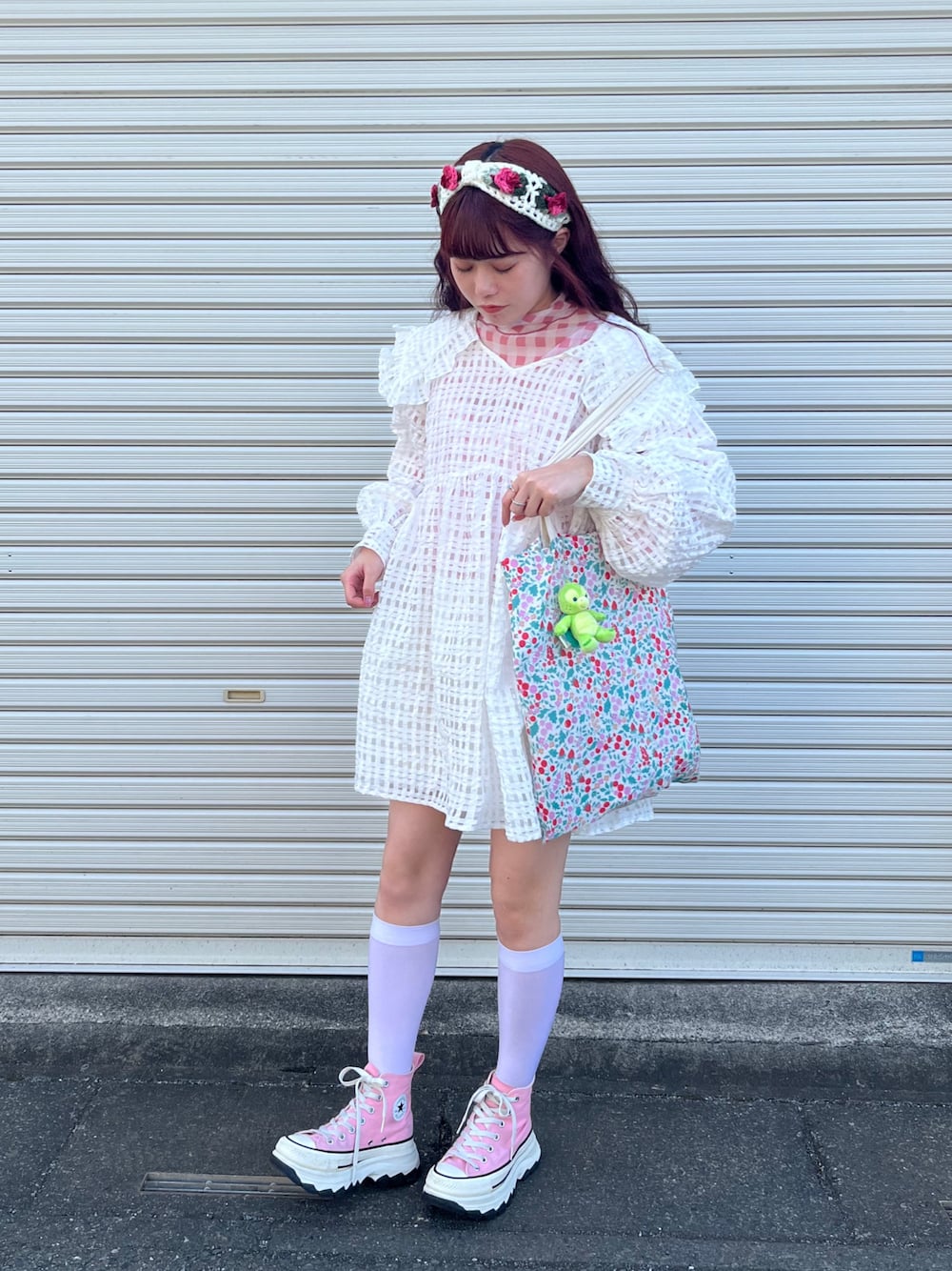 「ピンクコーデ、ピンク、ホワイト、ホワイトコーデ、ガーリー、ハイソックス、converse、厚底スニーカー、レイヤードスタイル、ミニワンピ、白ワンピース、merry jenny、メリージェニー、カジュアルガーリー、ガーリーコーデ」｜「merry jennyのシアーチェックミニワンピース（ワンピース、ホワイト系）」を使った、小川さん（レディース・153cm）の夏コーディネートの1枚目の写真