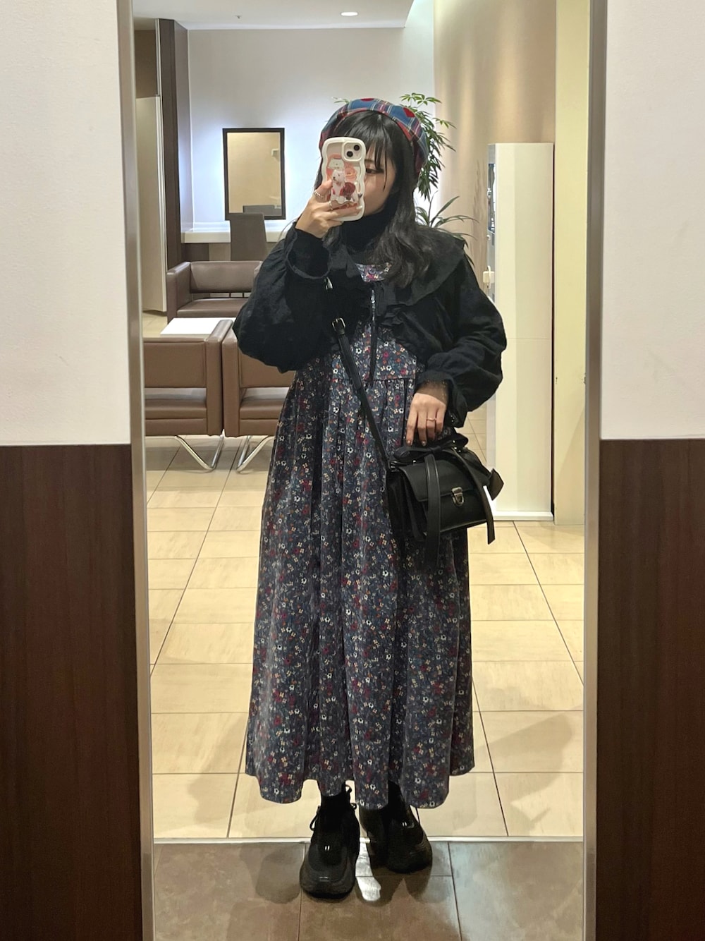「おでかけコーデ、春、ジャンスカ、ジャンパースカート、青、青コーデ、花柄、花柄ワンピース、カジュアルガーリー、ガーリー、ベレー帽、merry jenny、メリージェニー、HEIHEI、HOKAONEONE」｜「merry jennyのアイテム（ショルダーバッグ、ブラック系）」を使った、小川さん（レディース・153cm）の春コーディネートの1枚目の写真
