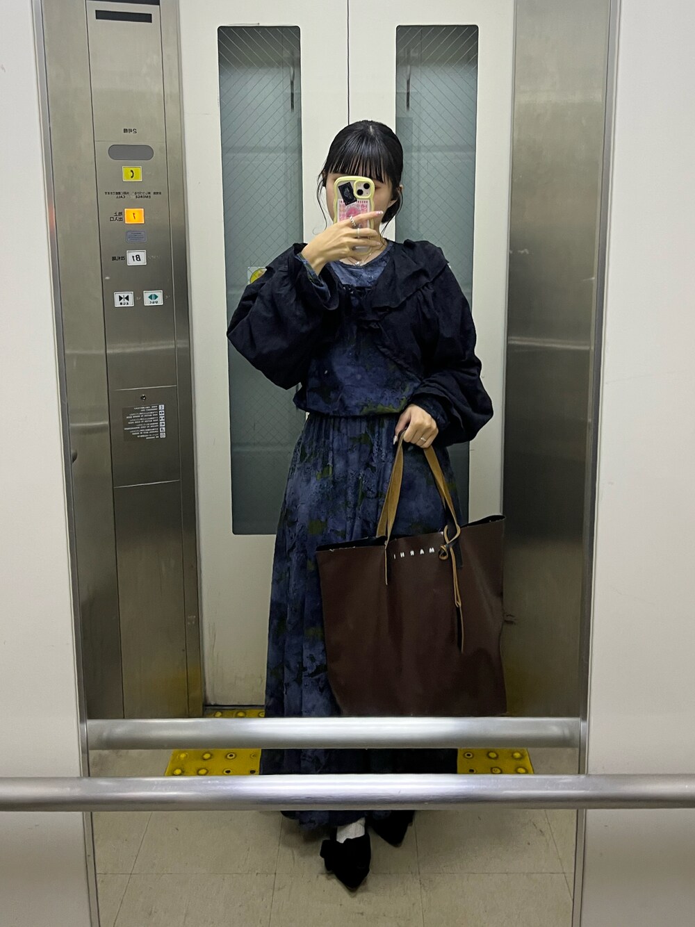 「秋冬コーデ、オフィスカジュアル、出勤コーデ、シンプルコーデ、大人女子、ブルー、ロングワンピース、カジュアルコーデ、カジュアルガーリー、メリージェニー、merry jenny、レイヤードスタイル、ビスチェ、ブルーコーデ、ネイビー」｜「MARNIの＜MARNI（マルニ）＞ TRIBECATOTE NS1■■■（トートバッグ、ブラウン系）」を使った、小川さん（レディース・153cm）の秋コーディネートの1枚目の写真