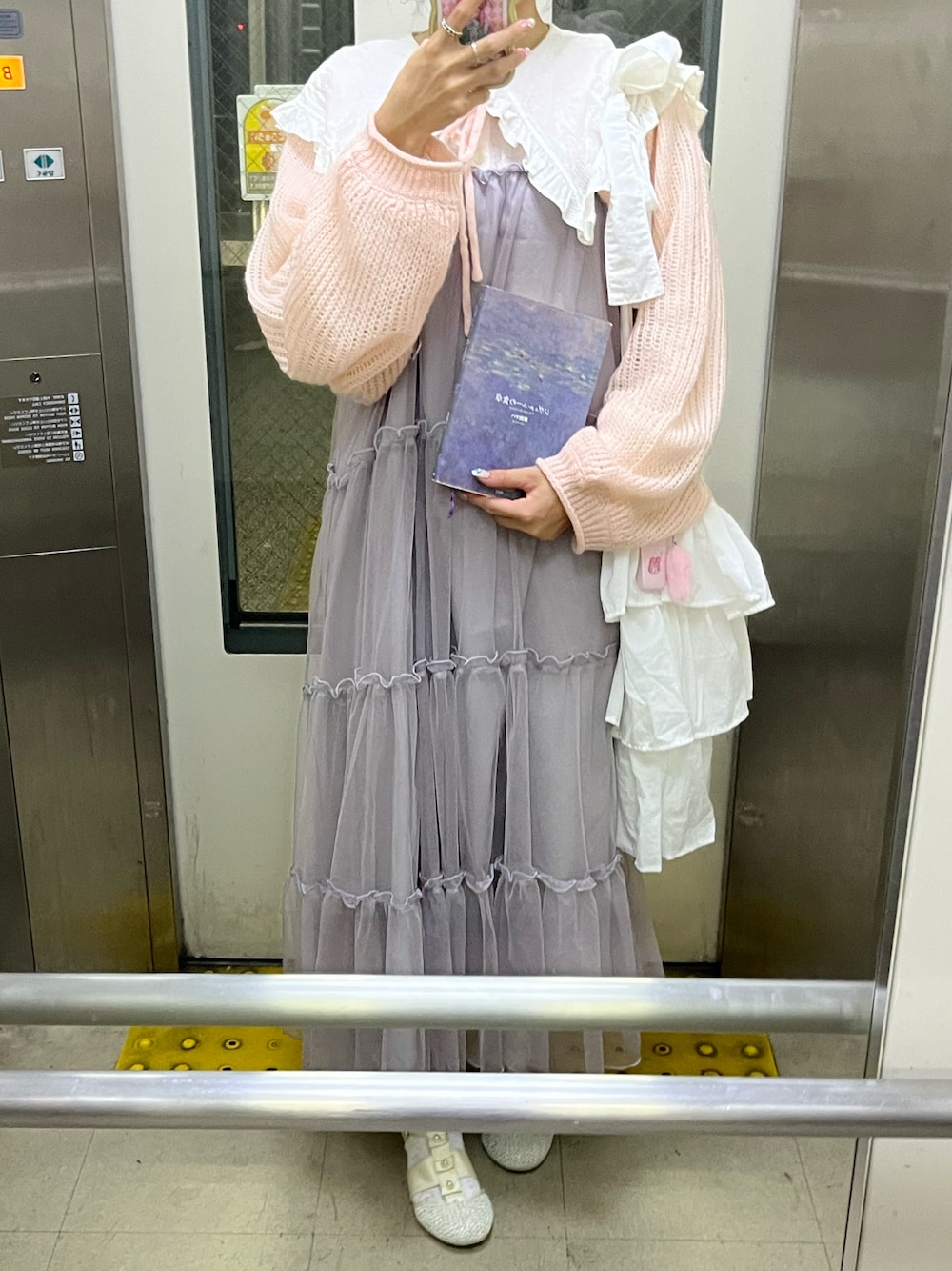 「美術館コーデ、概念コーデ、パステルカラー、パープル、ピンク、カラフル、ガーリー、ガーリーコーデ、ボレロ、ティアードワンピース、キャミワンピ、フリル、ブラウス、merry jenny、merryjenny」｜「merry jennyの箔グログランベルトシューズ（パンプス、ホワイト系）」を使った、小川さん（レディース・153cm）の冬コーディネートの1枚目の写真