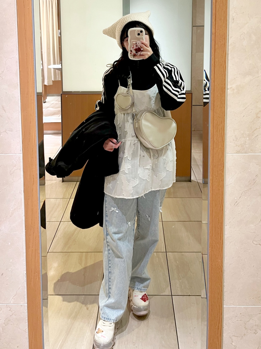 「トラックジャケット、ジャージ、adidas、adidas originals、カジュアルコーデ、レイヤードスタイル、ジャージコーデ、カジュアルガーリー、merry jenny、ハイキュー‼︎、y2k、ハンドメイド、モノトーンコーデ、デニムパンツ、スポーツミックス」｜「merry jennyのpetit ribbonデニムパンツ（デニムパンツ、ブルー系）」を使った、小川さん（レディース・153cm）の冬コーディネートの1枚目の写真