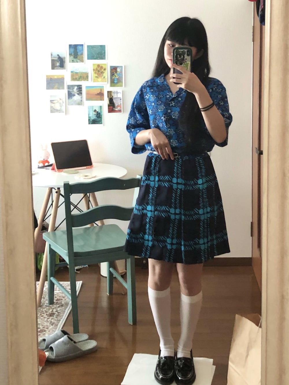 「UNIQLO、UNIQLO×MARNI、MARNI、ミニワンピ、ワンピース、低身長、低身長コーデ、ハイソックス、柄シャツ、柄ワンピース、柄×柄、花柄、ガーリー、モード、ブルー」｜「Casseliniの【HARUTA×Casselini】Casselini(キャセリーニ)タッセルローファー（ローファー、ブラック系）」を使った、小川さん（レディース・153cm）の春コーディネートの1枚目の写真