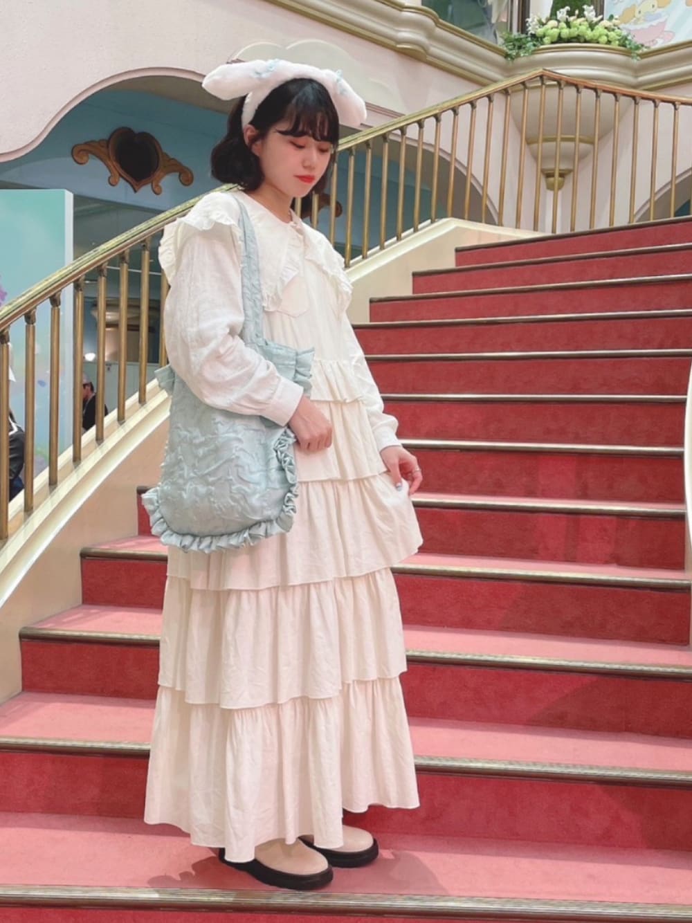 「ピューロランド、サンリオ、フリル、ティアードスカート、ティアードワンピース、ホワイトコーデ、ホワイト、真っ白コーデ、テーマパークコーデ、シミラールック、トートバッグ、ガーリー、merry jenny、merryjenny、メリージェニー」｜「merry jennyのtulipジャガードラウンドトート（トートバッグ、ブルー系）」を使った、小川さん（レディース・153cm）の夏コーディネートの1枚目の写真
