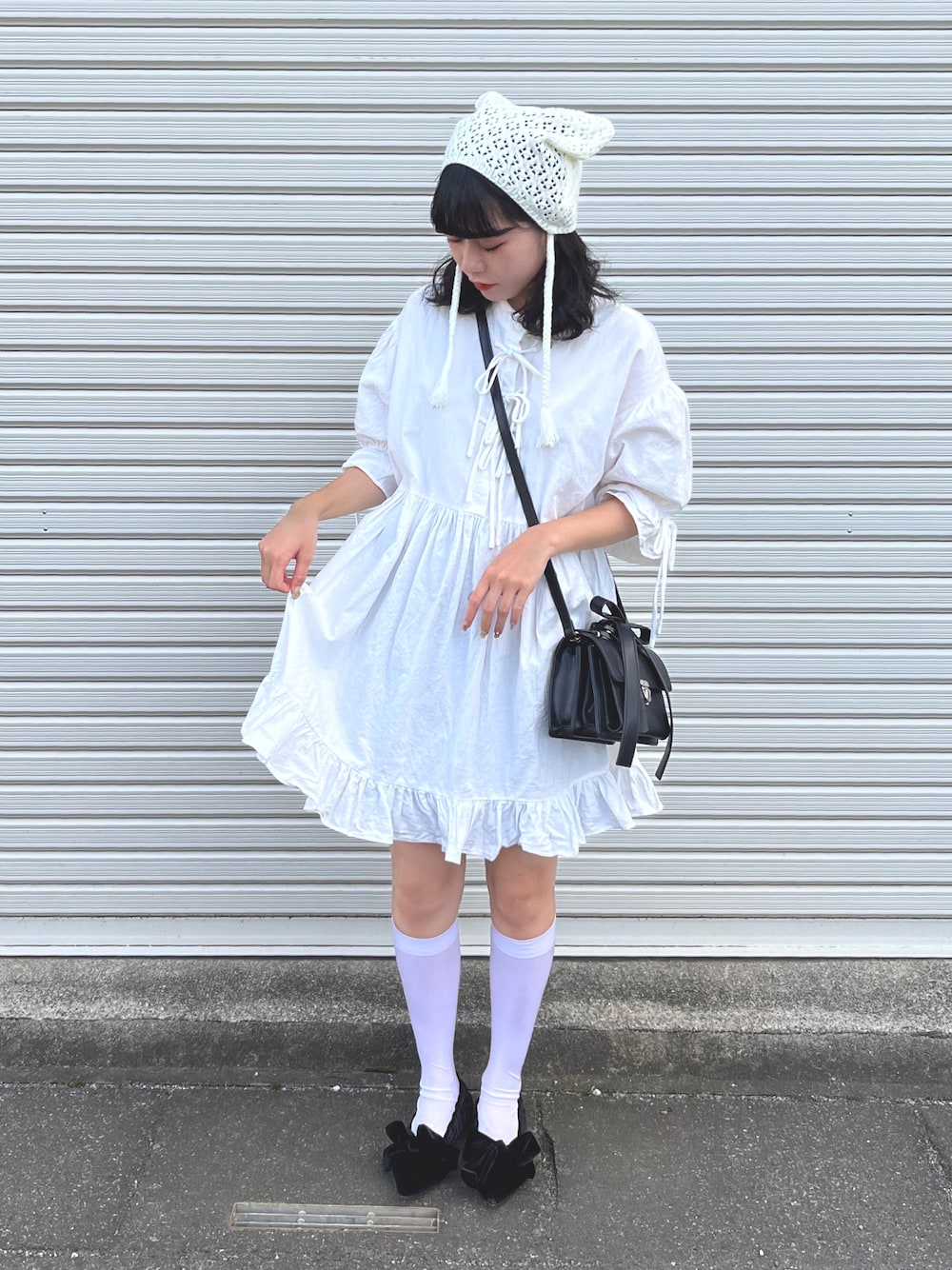 「ootd、カジュアルガーリー、フレンチガーリー、ハイソックス、モノトーン、モノトーンコーデ、ミニワンピ、ティアードワンピース、merry jenny、メリージェニー、猫耳、猫、猫耳ニット帽、白ワンピース」｜「merry jennyのギャザースリーブリボンワンピース（ワンピース、ホワイト系）」を使った、小川さん（レディース・153cm）の秋コーディネートの1枚目の写真
