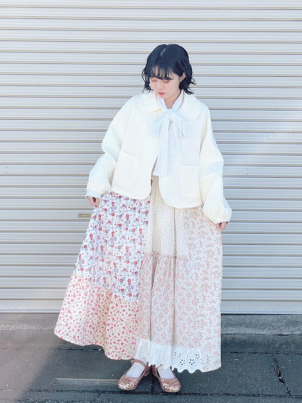 「春コーデ、春、花柄スカート、パッチワーク、パッチワークスカート、フレアスカート、リボンブラウス、パンプス、ピンク、ピンクコーデ、スパンコール、poppy、poppy tokyo、merry jenny、メリージェニー」｜「merry jennyのスパンコールダンスシューズ（パンプス、ピンク系）」を使った、小川さん（レディース・153cm）の春コーディネートの1枚目の写真