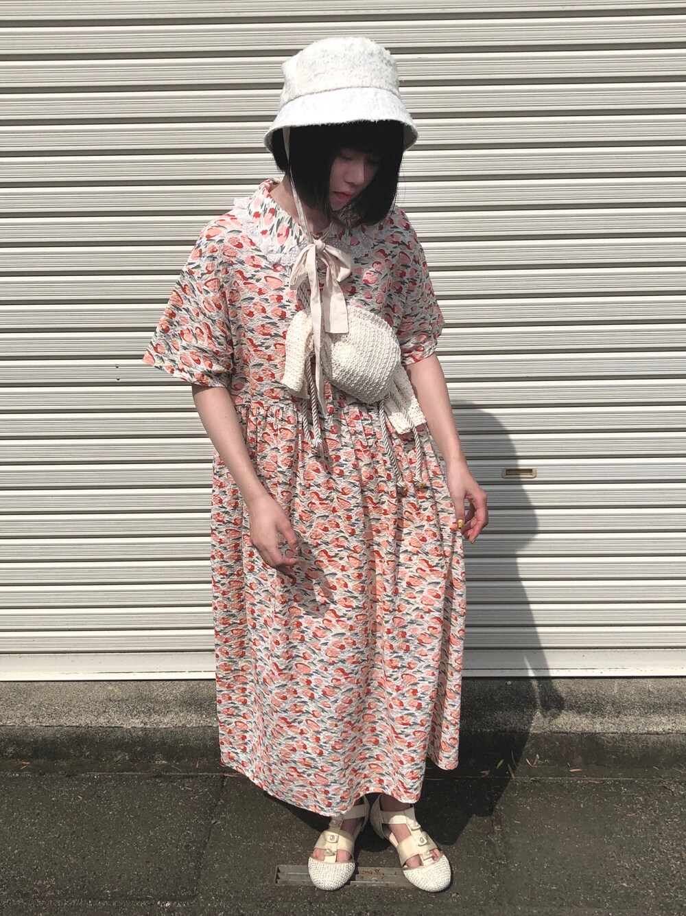 「merry jenny、メリージェニー、ワンピース、ワンピースコーデ、フリル、サンダル、ウエストポーチ、ボディバッグ、バケットハット、バケハ、ガーリー、ピンク、花柄ワンピース」｜「merry jennyの箔グログランベルトシューズ（パンプス、ホワイト系）」を使った、小川さん（レディース・153cm）の秋コーディネートの1枚目の写真