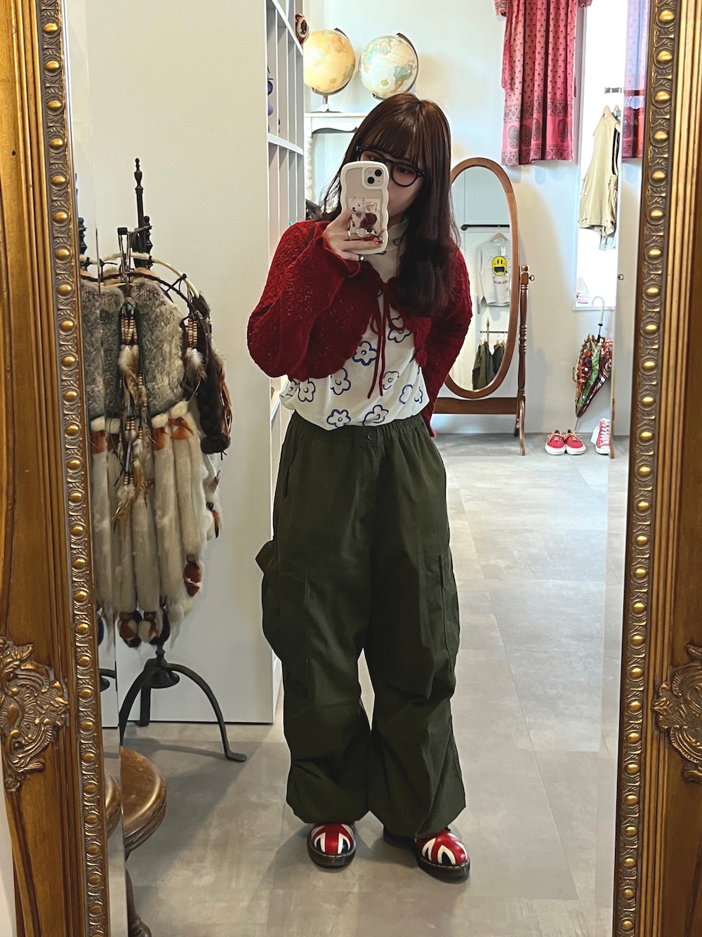 「軍パン、古着MIX、Dr.Martens、ブーツ、カーゴパンツ、カーキ、カジュアル、カジュアルガーリー、merry jenny、poppy、poppy tokyo、メリージェニー、めがね、春のNewスタイル、春コーデ」｜「GUのアイテム（カーゴパンツ、グリーン系）」を使った、小川さん（レディース・153cm）の春コーディネートの1枚目の写真