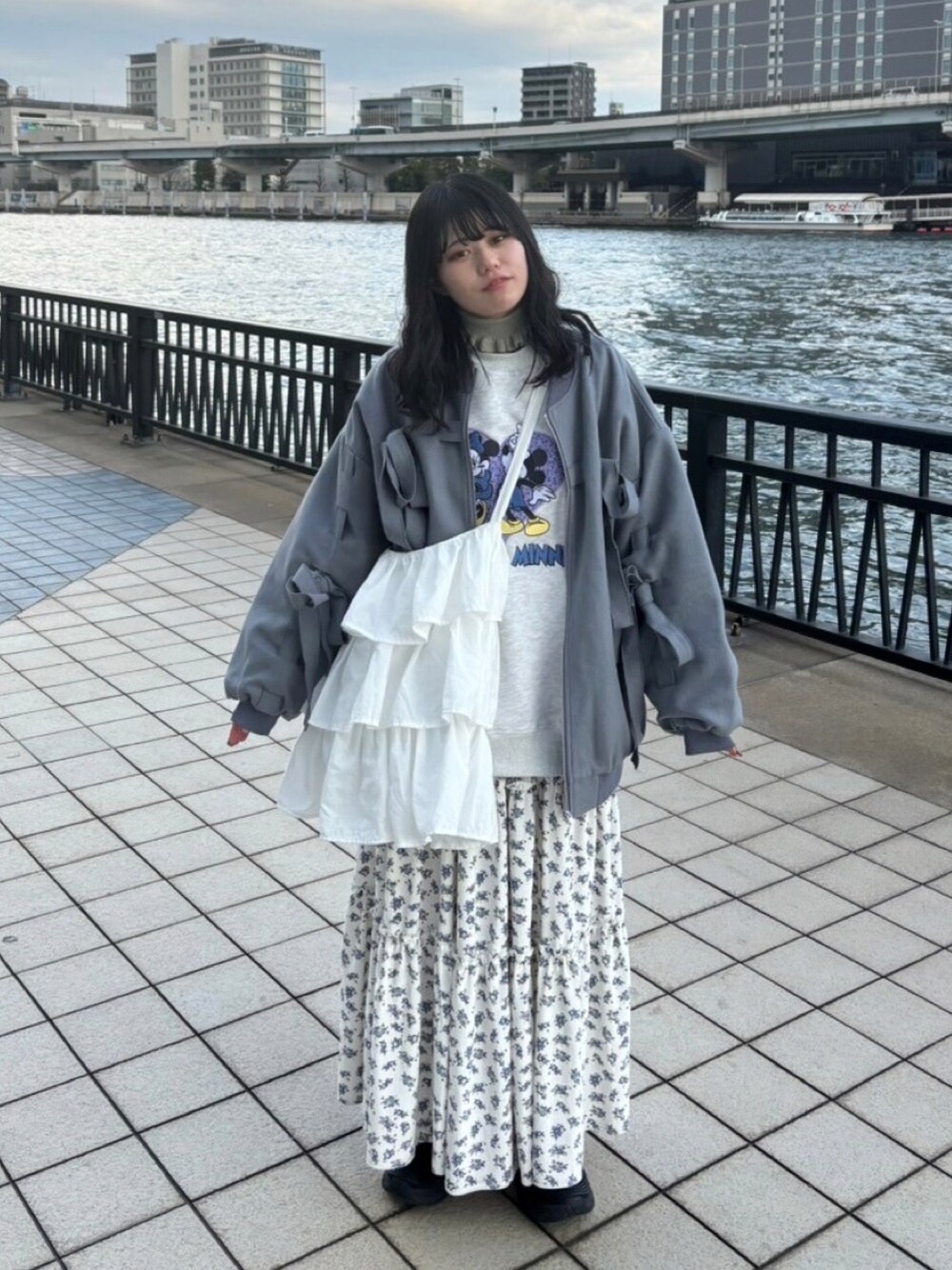「おでかけコーデ、冬ファッション、低身長女子、ゆるコーデ、おさんぽ、カジュアルコーデ、カジュアルガーリー、merry jenny、メリージェニー、ブルー、寒色系、水色、花柄、リボン、ブルゾン」｜「merry jennyのfrilly tote bag（トートバッグ、ホワイト系）」を使った、小川さん（レディース・153cm）の冬コーディネートの1枚目の写真