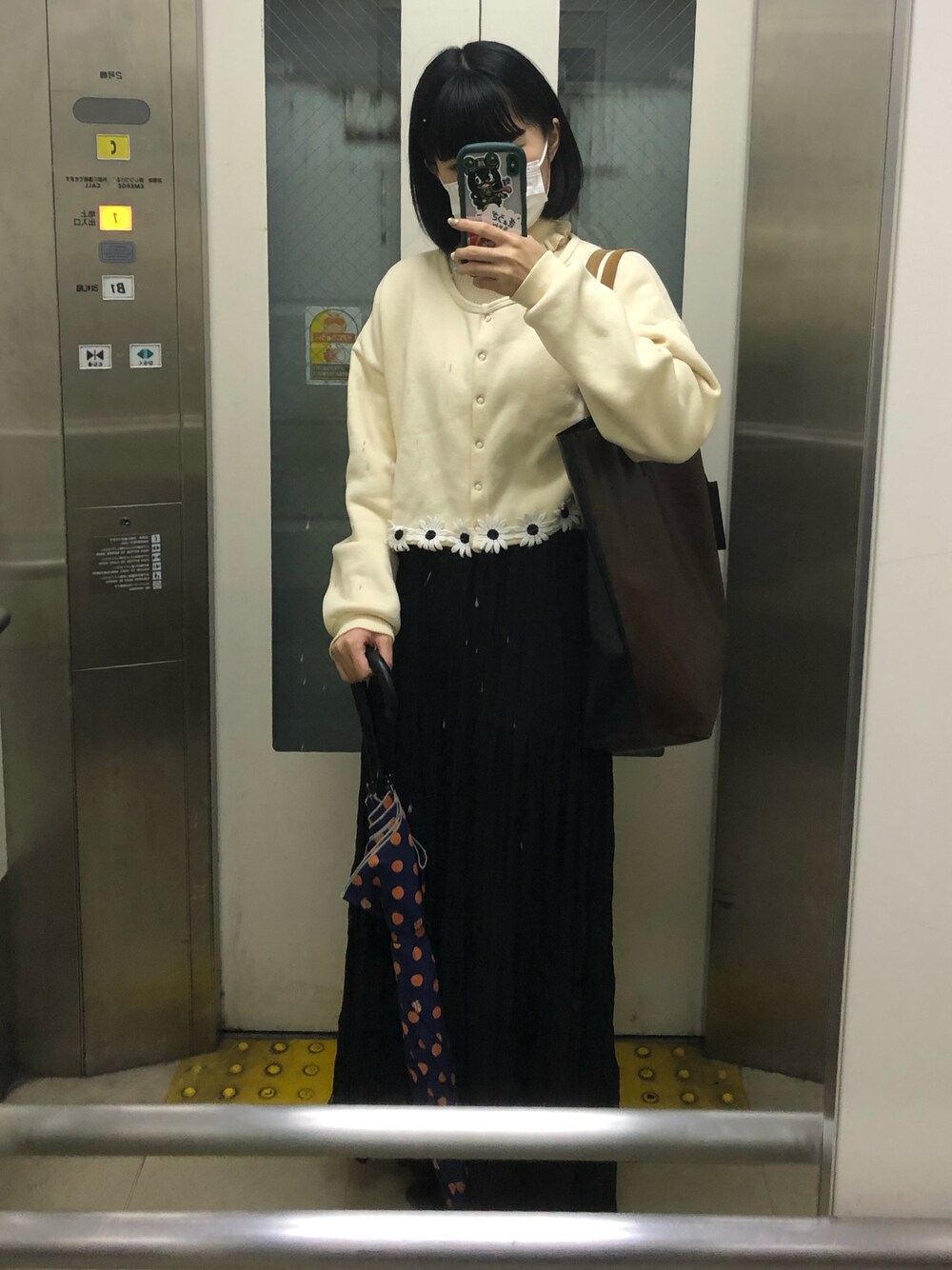 「秋コーデ、秋服コーデ、大人かわいい、オフィスカジュアル、オフィススタイル、ショート丈トップス、スウェット、スウェットカーディガン、ロングスカート、モノトーン、モノトーンコーデ、merry jenny、メリージェニー」｜「merry jennyのおはなが咲いたスエットカーディガン（カーディガン/ボレロ、ホワイト系）」を使った、小川さん（レディース・153cm）の秋コーディネートの1枚目の写真