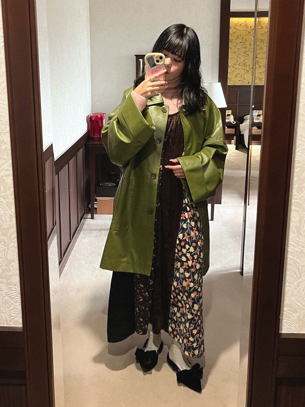 「冬服、レザー、レザージャケット、merry jenny、merryjenny、秋コーデ、カーキ、レイヤードスタイル、差し色、花柄、キャミワンピ、ワンピース、大人ガーリー、カジュアルコーデ、カジュアルガーリー」｜「merry jennyのmore loose フェイクレザージャケット（テーラードジャケット、グリーン系）」を使った、小川さん（レディース・153cm）の冬コーディネートの1枚目の写真