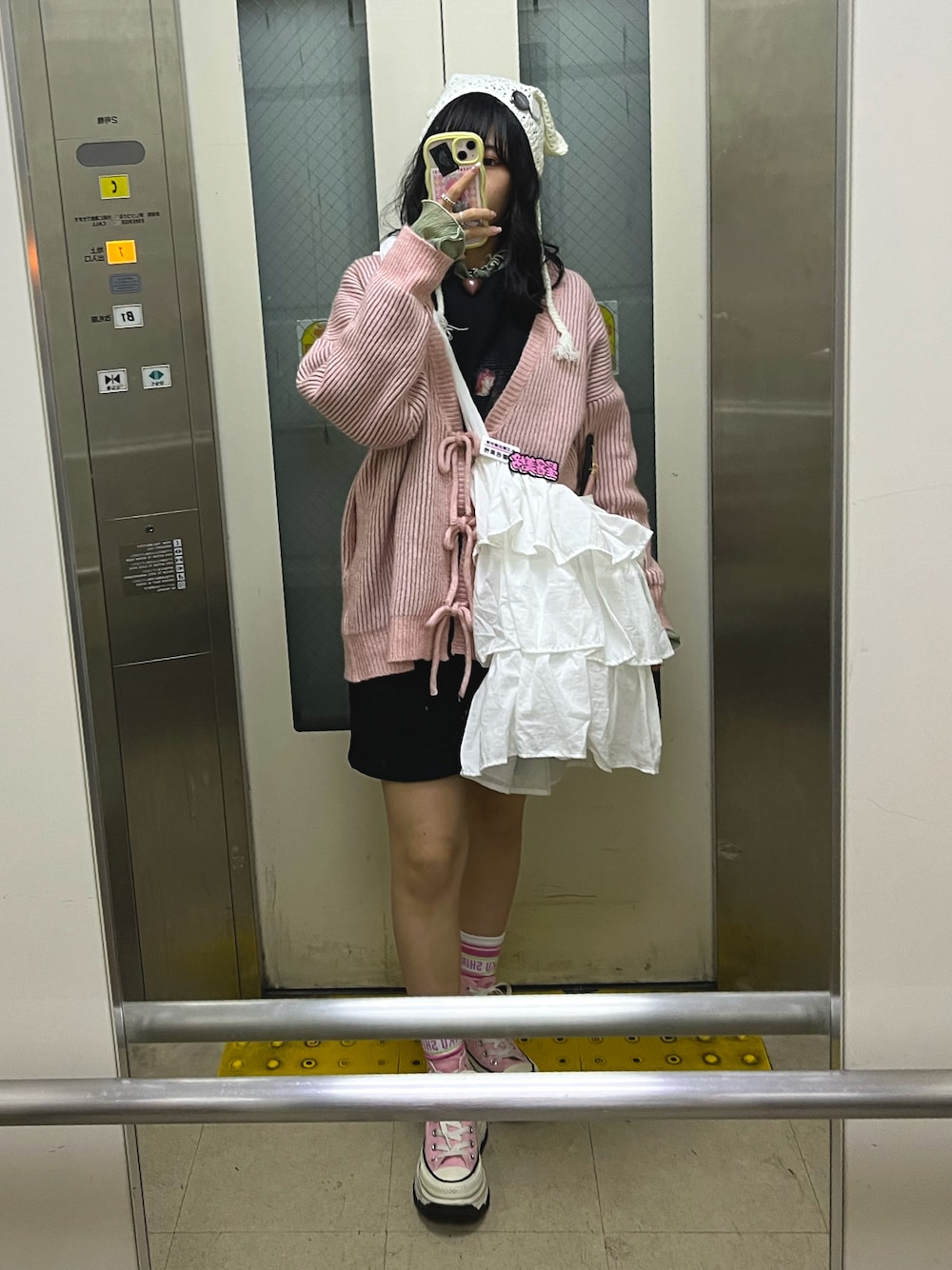 「秋冬コーデ、カジュアルコーデ、カジュアルガーリー、ライブコーデ、推し色コーデ、参戦服、y2k、ねこみみニット帽、ショルダーバッグ、カーディガン、秋コーデ、スニーカーコーデ、ラインソックス、ショートパンツ、merry jenny」｜「merry jennyのfrilly tote bag（トートバッグ、ホワイト系）」を使った、小川さん（レディース・153cm）の秋コーディネートの1枚目の写真