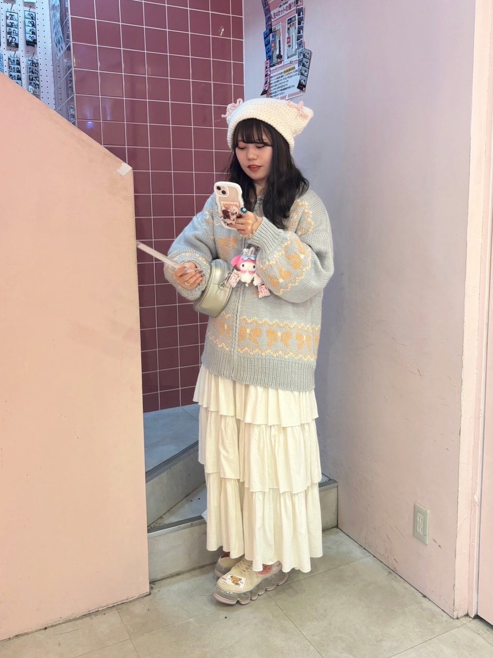 「y2k、パステルカラー、ピンク、ピンクコーデ、水色、ブルー、ニット、ニット帽、猫耳、ティアードスカート、merry jenny、メリージェニー、カウチンセーター、カウチン、ガーリー」｜「merry jennyのribbonジャガードカウチンニット（カーディガン/ボレロ、ブルー系）」を使った、小川さん（レディース・153cm）の春コーディネートの1枚目の写真