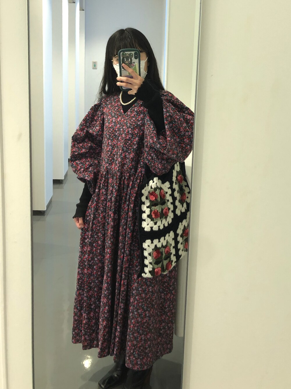 「merry jenny、メリージェニー、ワンピース、花柄、花柄ワンピース、通学コーデ、レイヤードスタイル、パールネックレス、ピンク、ピンクコーデ」｜「merry jennyのwoodヒールミドルブーツ（ブーツ、ブラック系）」を使った、小川さん（レディース・153cm）の冬コーディネートの1枚目の写真