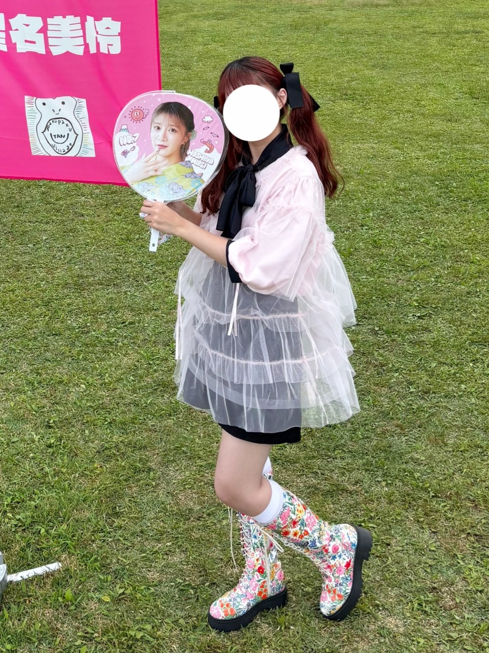 「ガーリー、ガーリーコーデ、ロングブーツ、レイヤードスタイル、レイヤード、重ね着、参戦服、ライブコーデ、ライブ、推し活、ピンク、ピンクコーデ、merry jenny、メリージェニー、古着MIX」｜「merry jennyのティアードチュールtops（Tシャツ/カットソー、ピンク系）」を使った、小川さん（レディース・153cm）の秋コーディネートの1枚目の写真