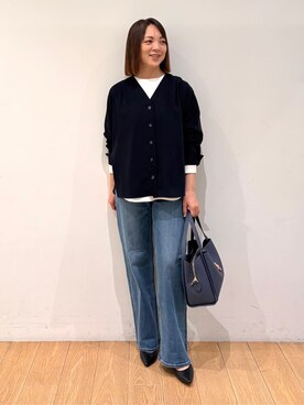 「INDIVI（インディヴィ）の【洗える／UVケア／マットサテン】Vネックドルマンスリーブブラウス（シャツ/ブラウス、ブルー系）」を使った、mikkoさん（レディース・159cm）の春コーディネート